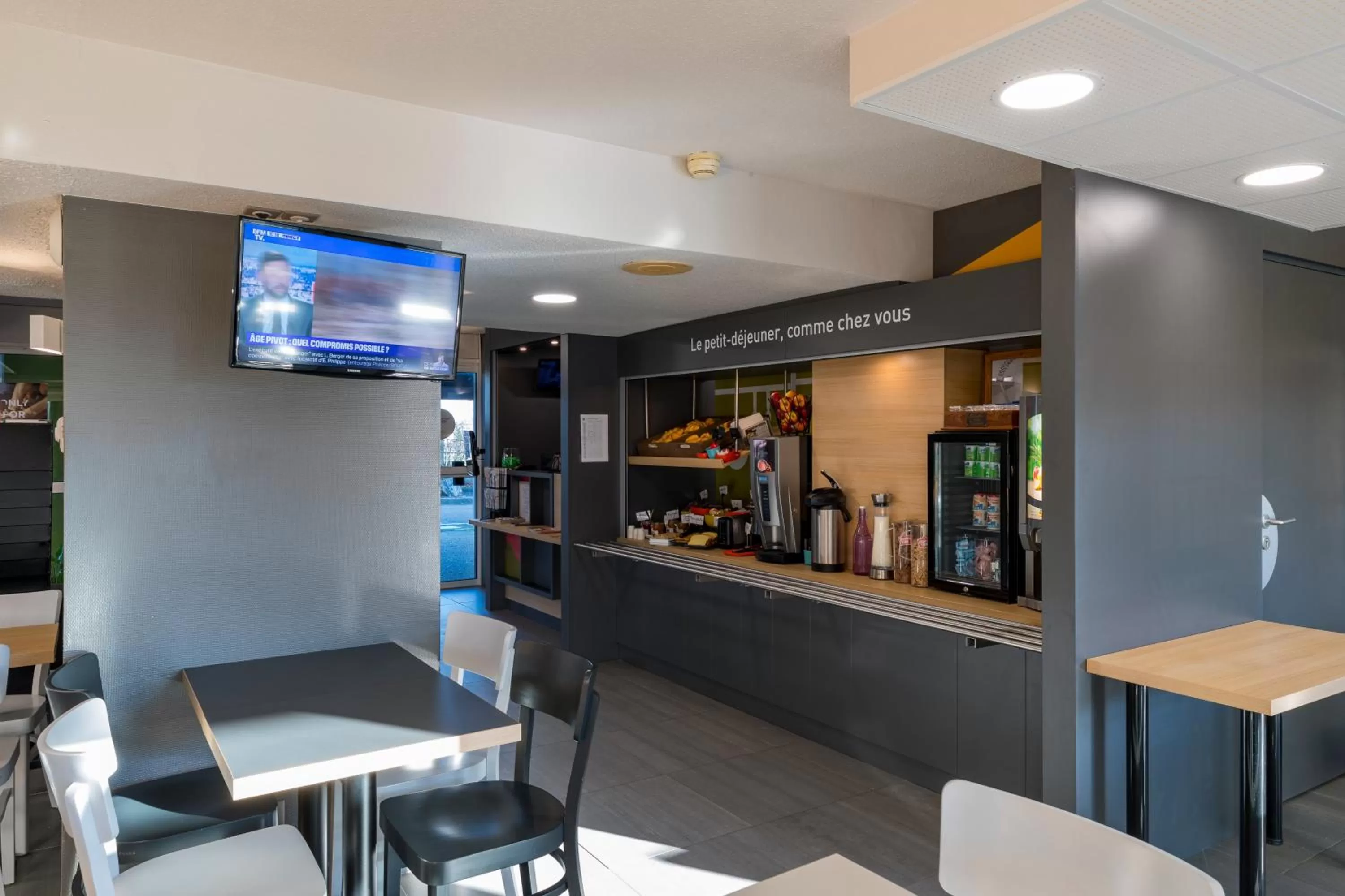 Buffet breakfast in B&B HOTEL Auxerre Bourgogne