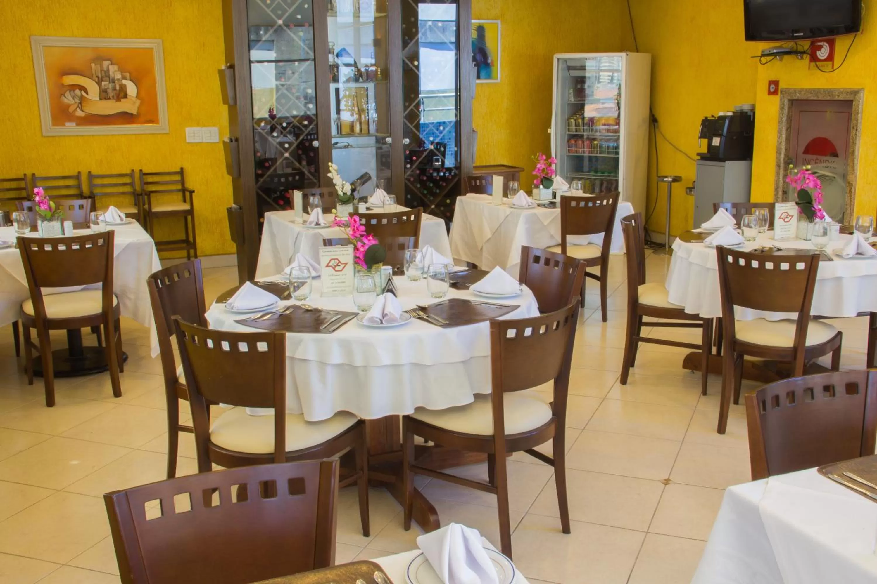 Restaurant/places to eat in L'Opera Hotel