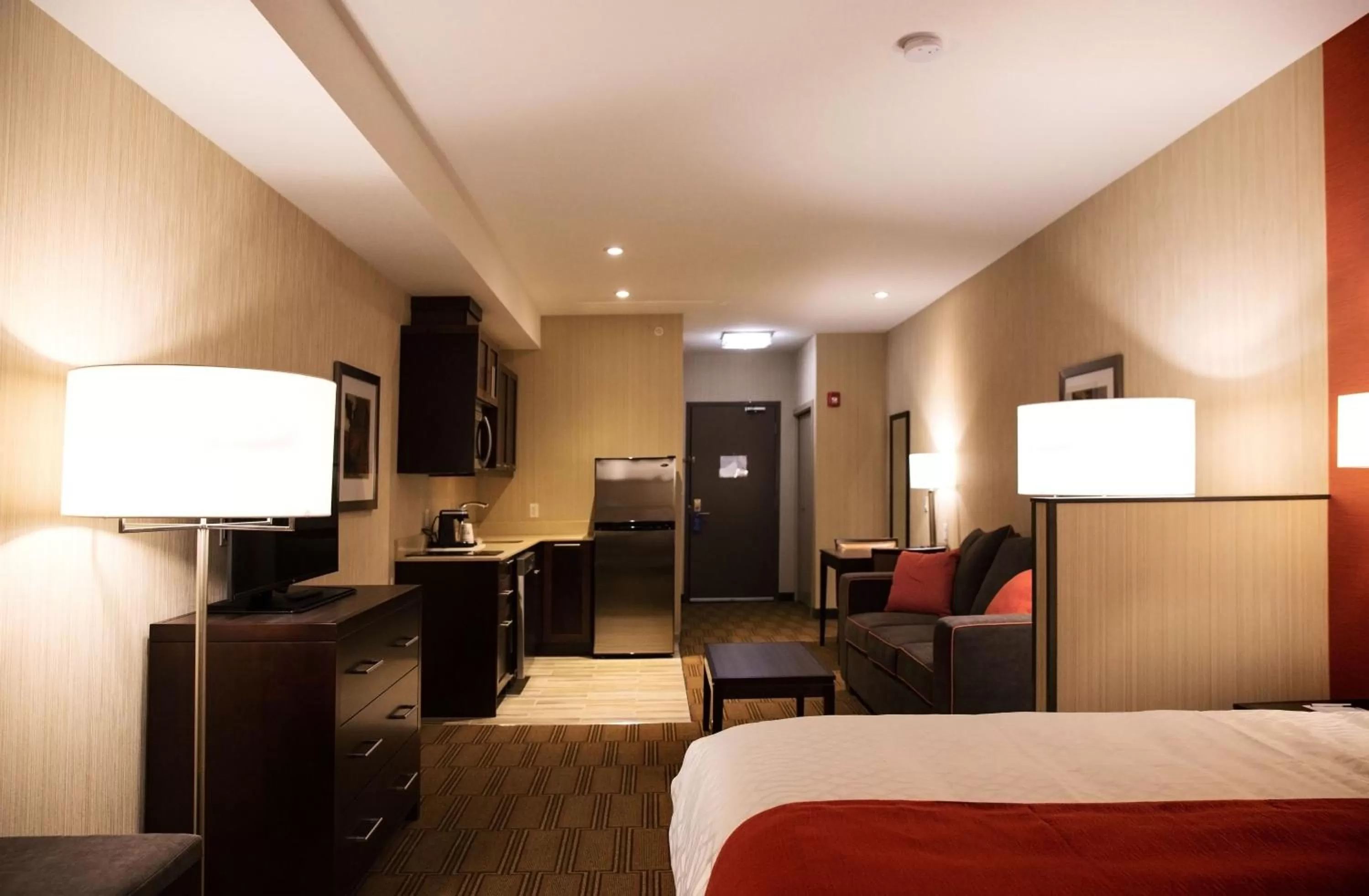 Photo of the whole room, Bed in Best Western Plus Chateau Fort St. John