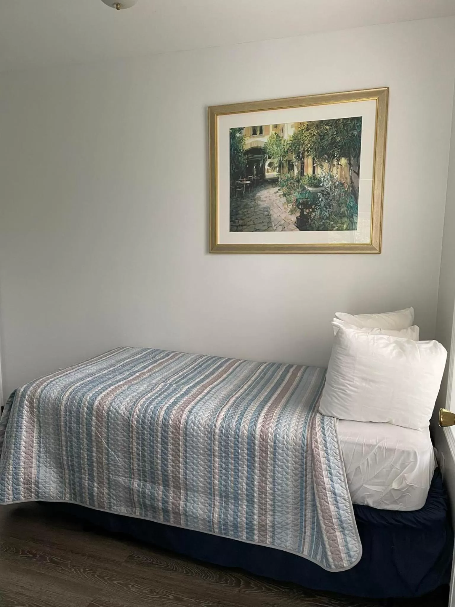 Bed in The Grand Beach Inn