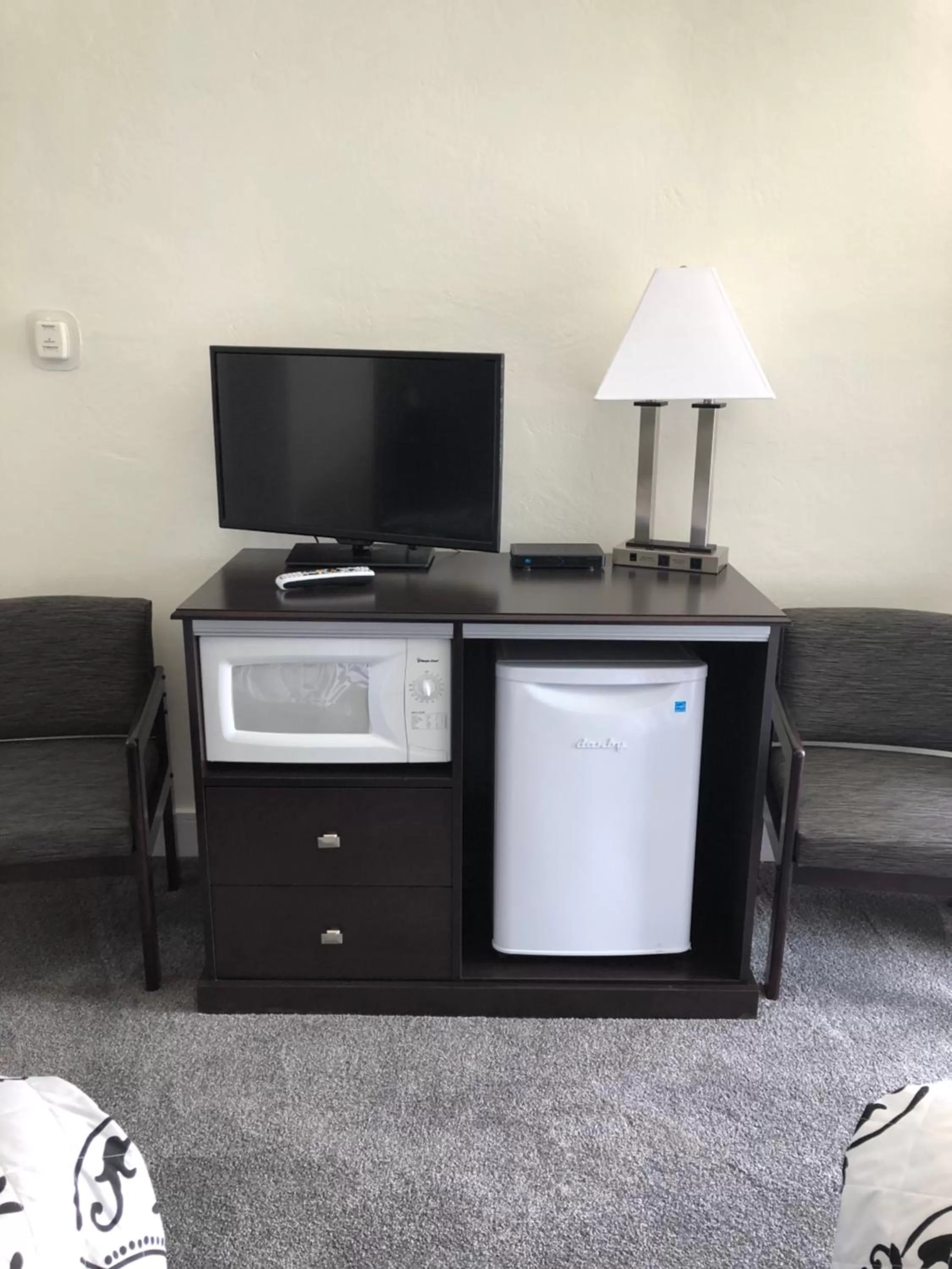 TV and multimedia, TV/Entertainment Center in El Rancho Motel