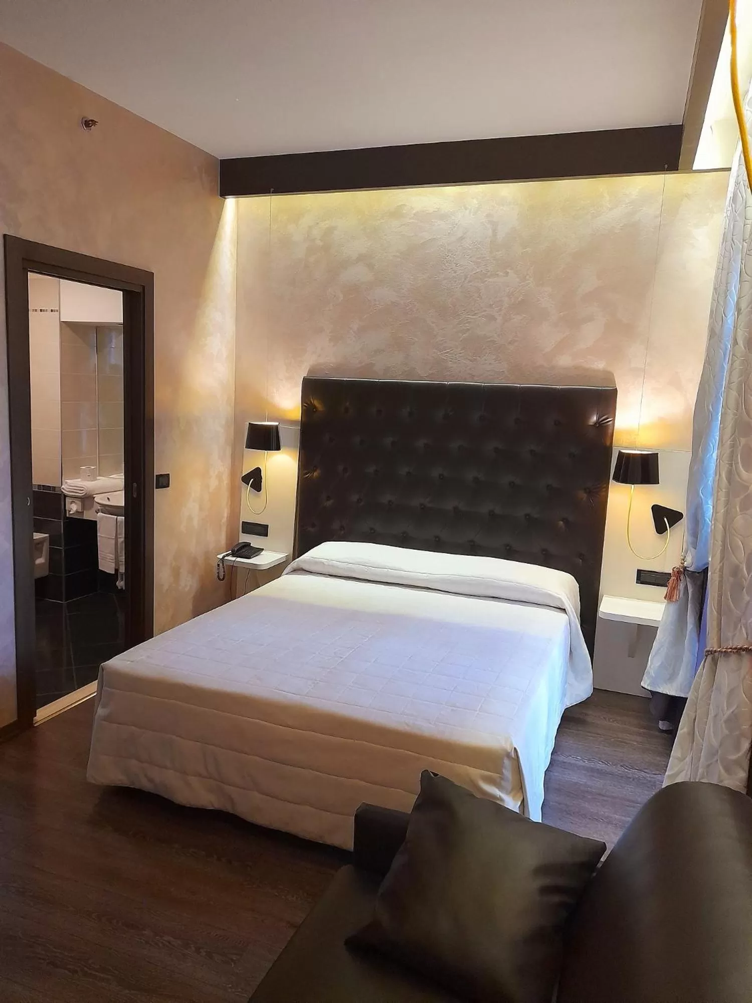 View (from property/room), Bed in Hotel Continental