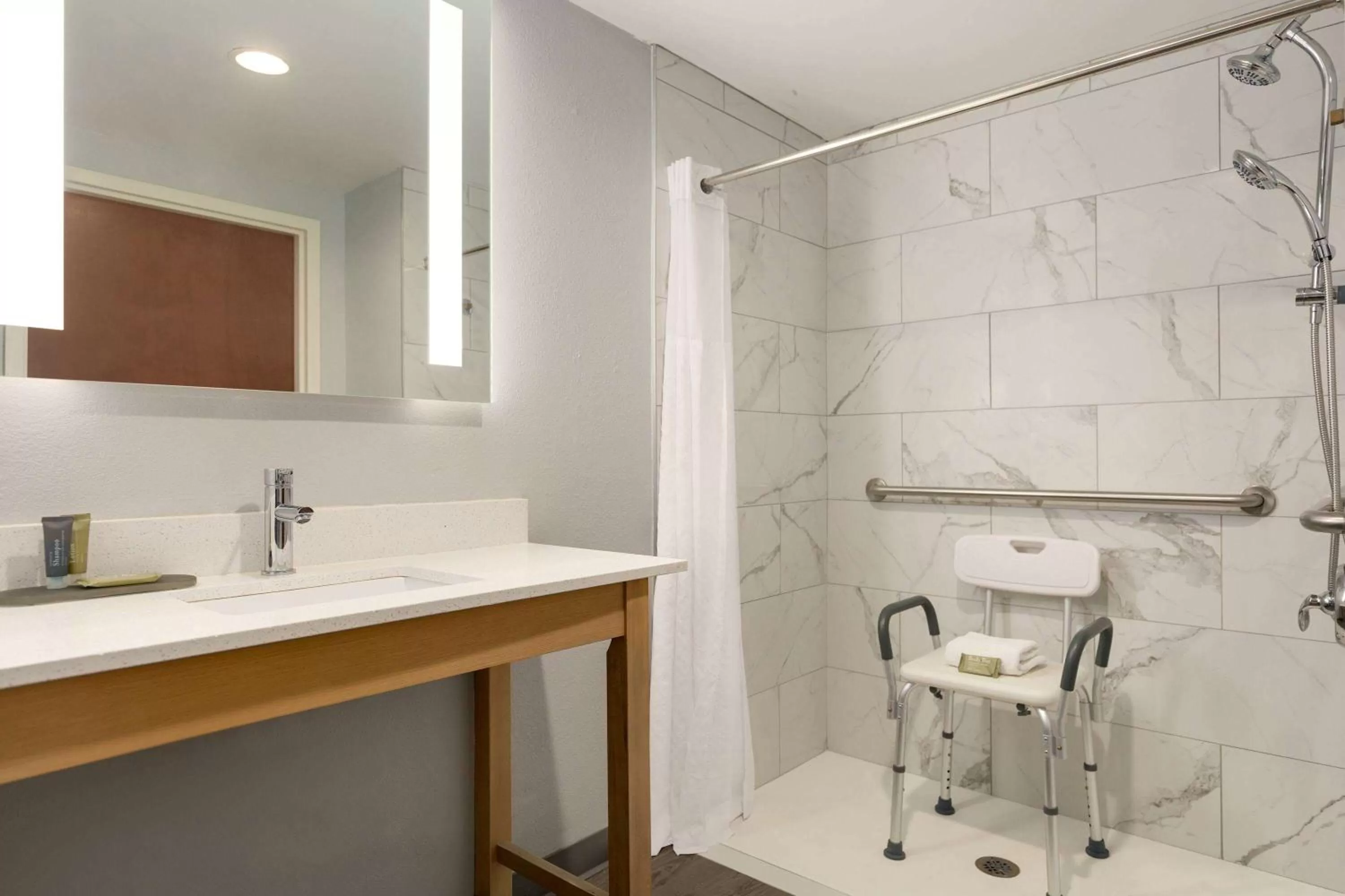 Shower in La Quinta Inn & Suites by Wyndham Selma/Smithfield I-95