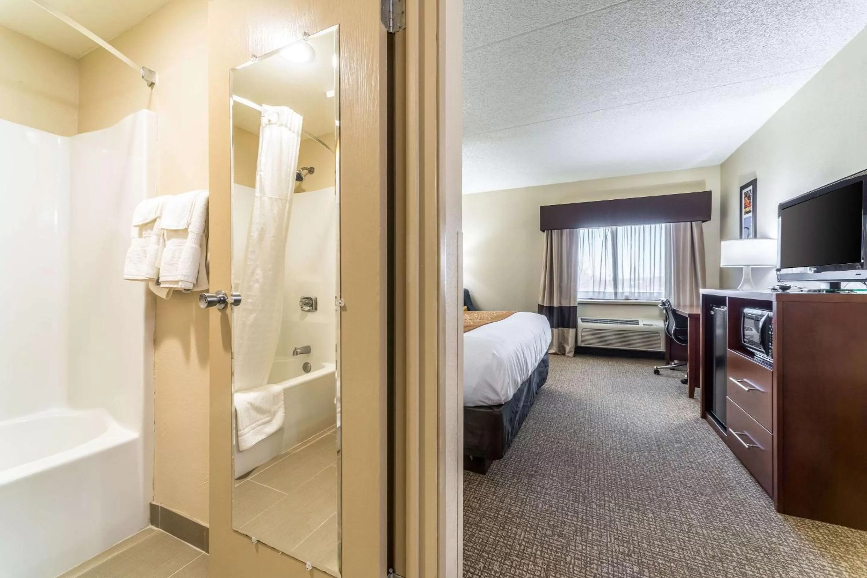 Bathroom, Bed in Comfort Inn Festus-St Louis South