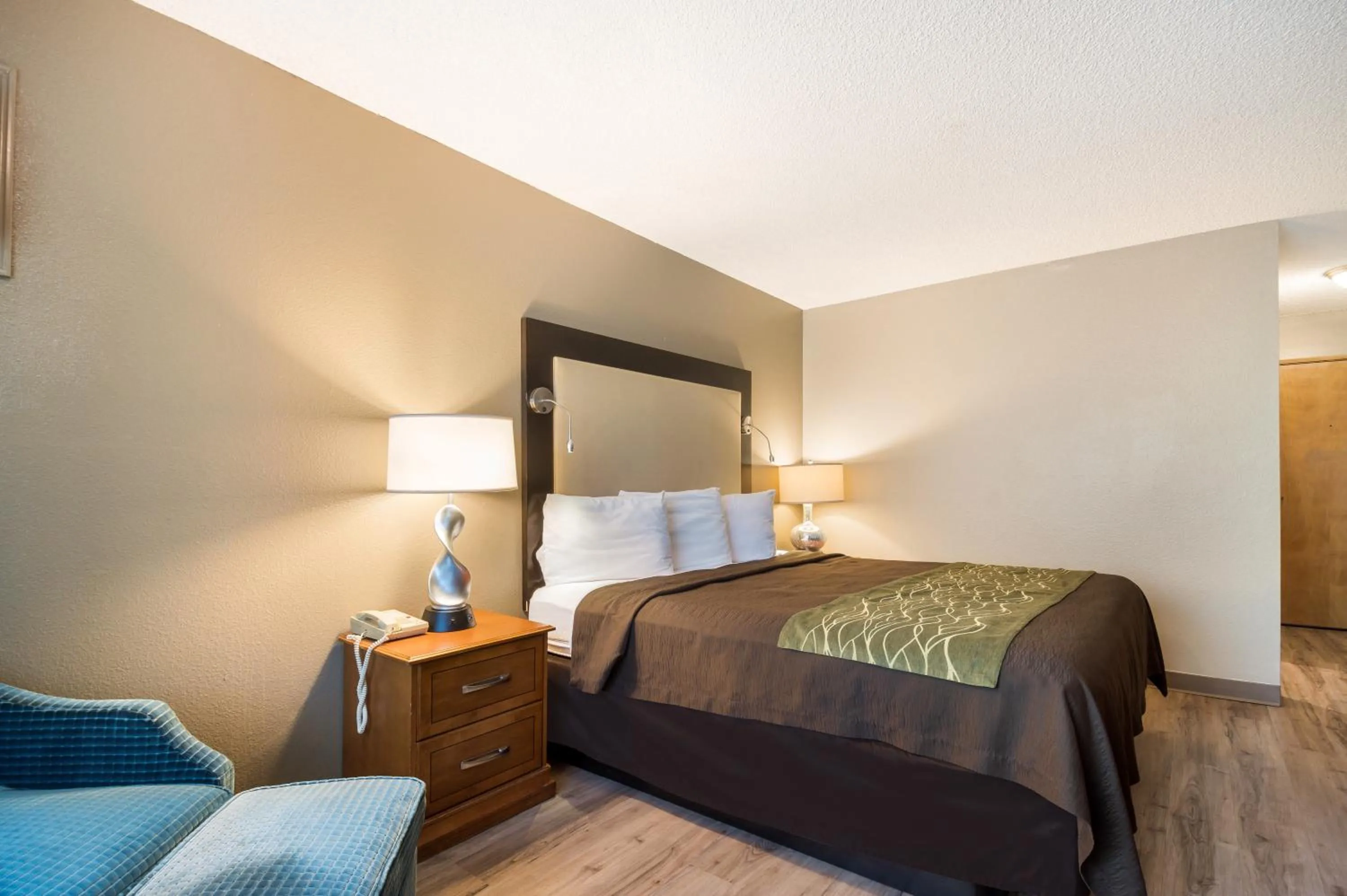 Bed in Rodeway Inn & Suites Portland West - Beaverton