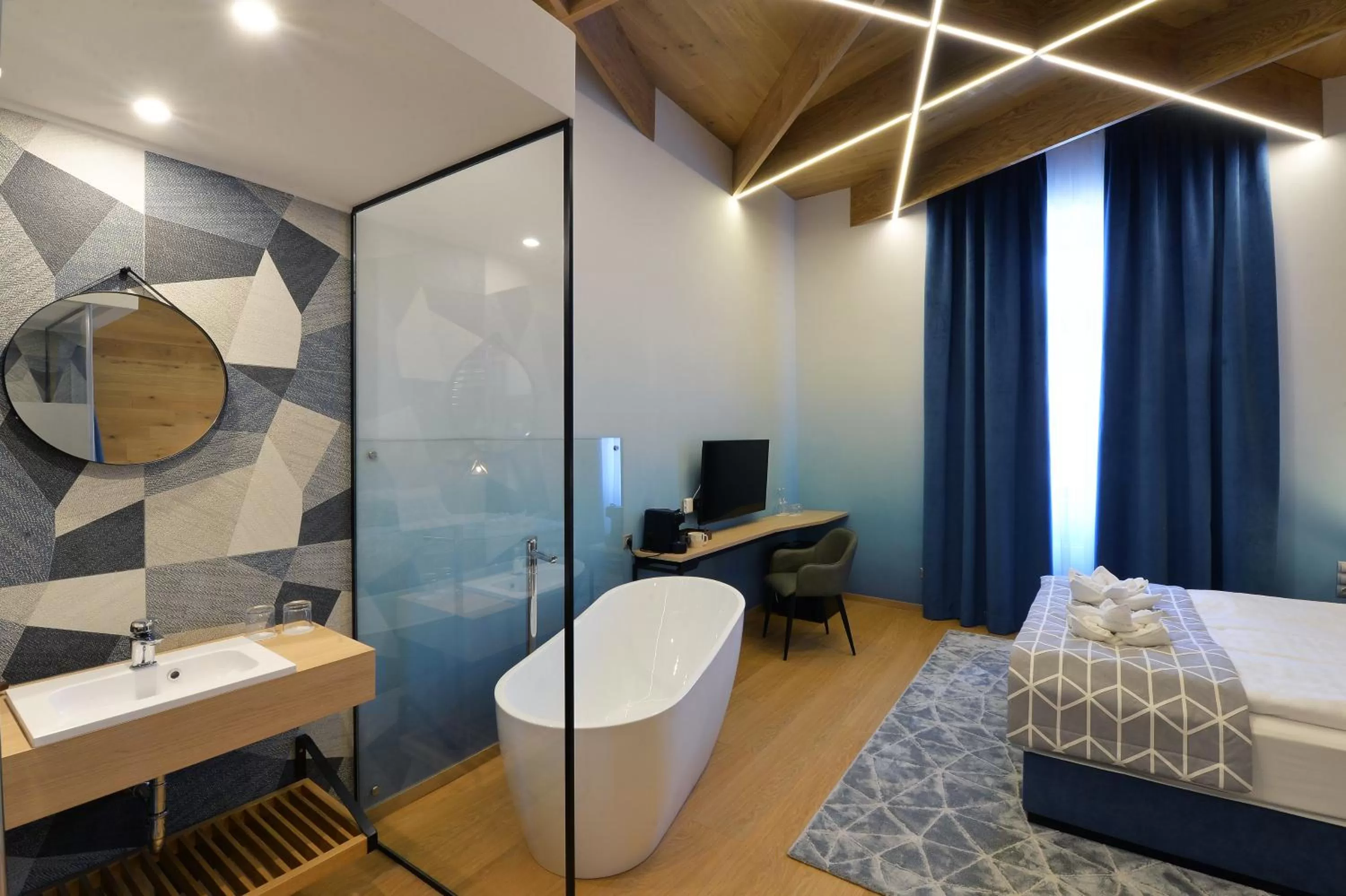 Shower, Bed in 1552 Boutique Hotel