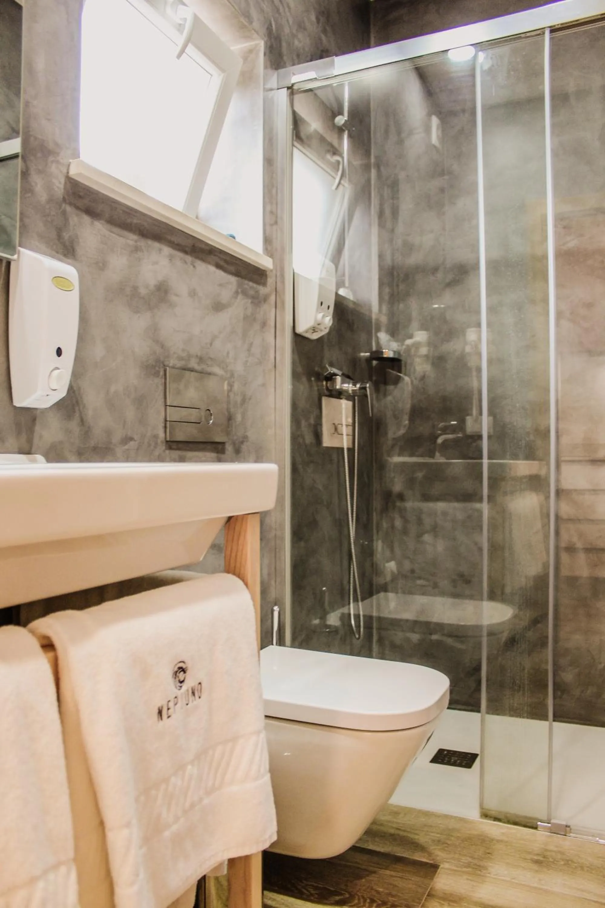 Toilet in Hotel Neptuno