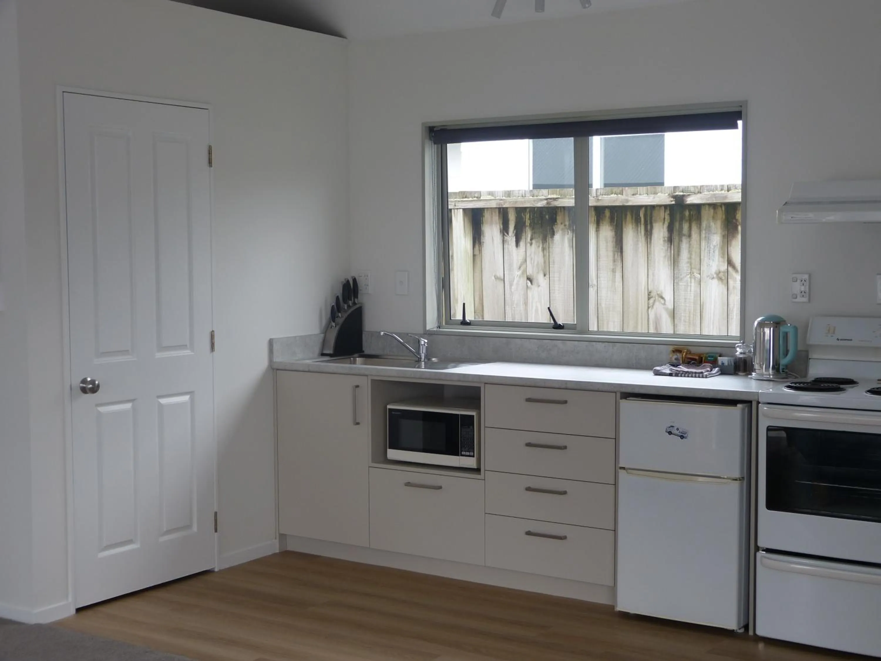 Kitchen or kitchenette in Blake Court Motel