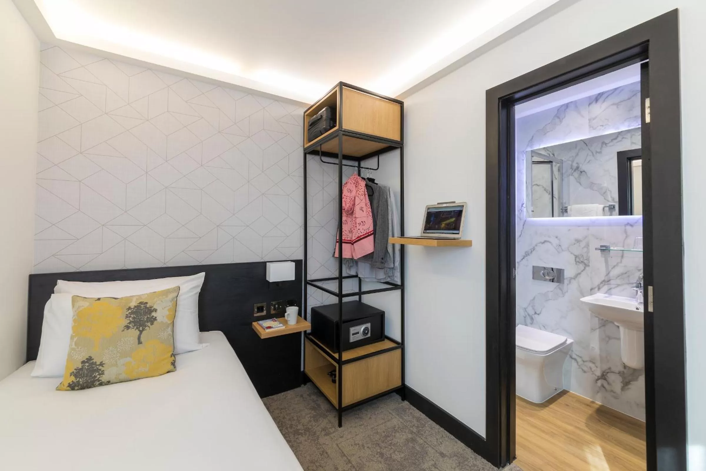 Bathroom, Bed in St Giles London – A St Giles Hotel