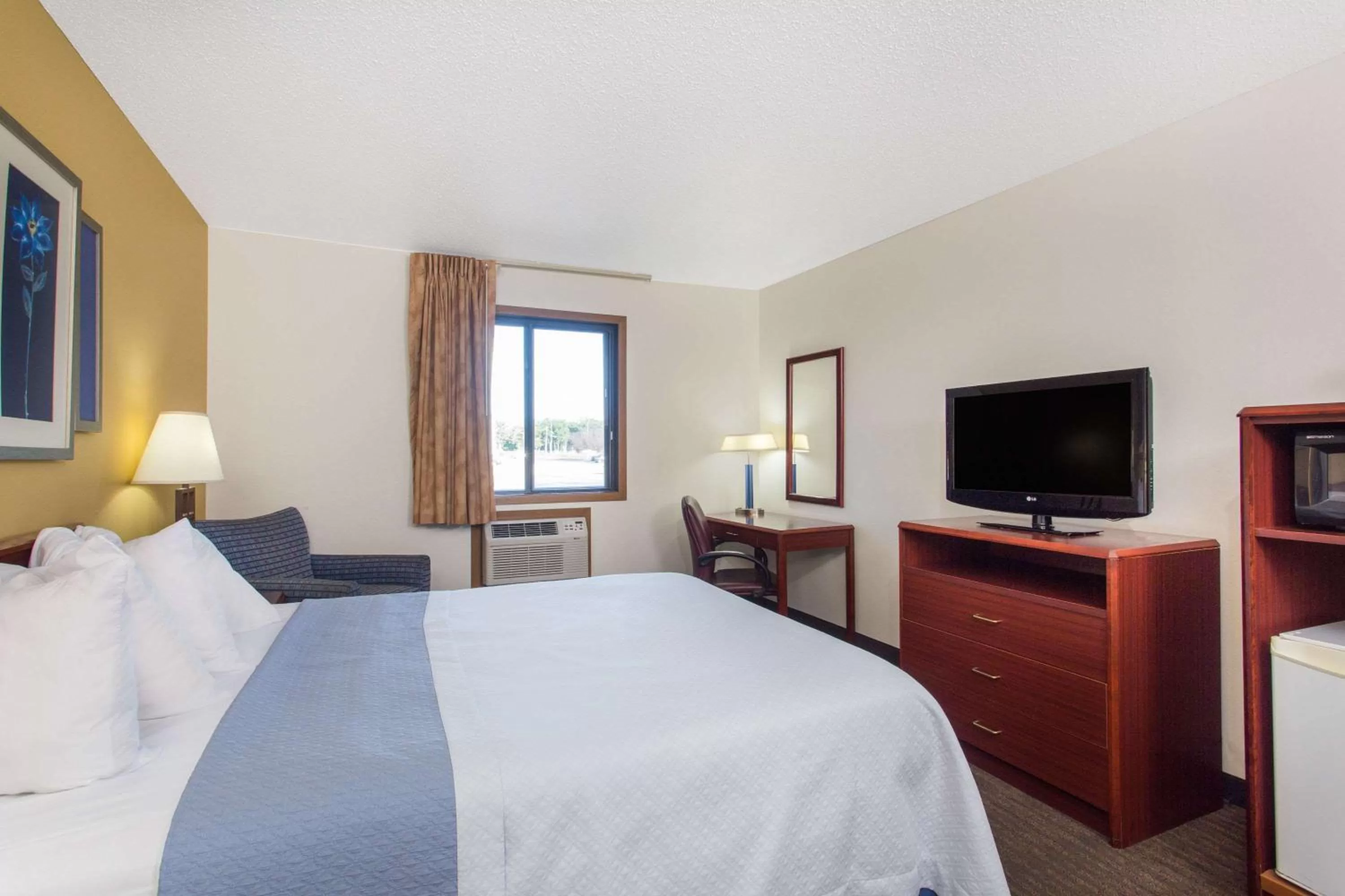 Photo of the whole room, Bed in Days Inn by Wyndham Austin