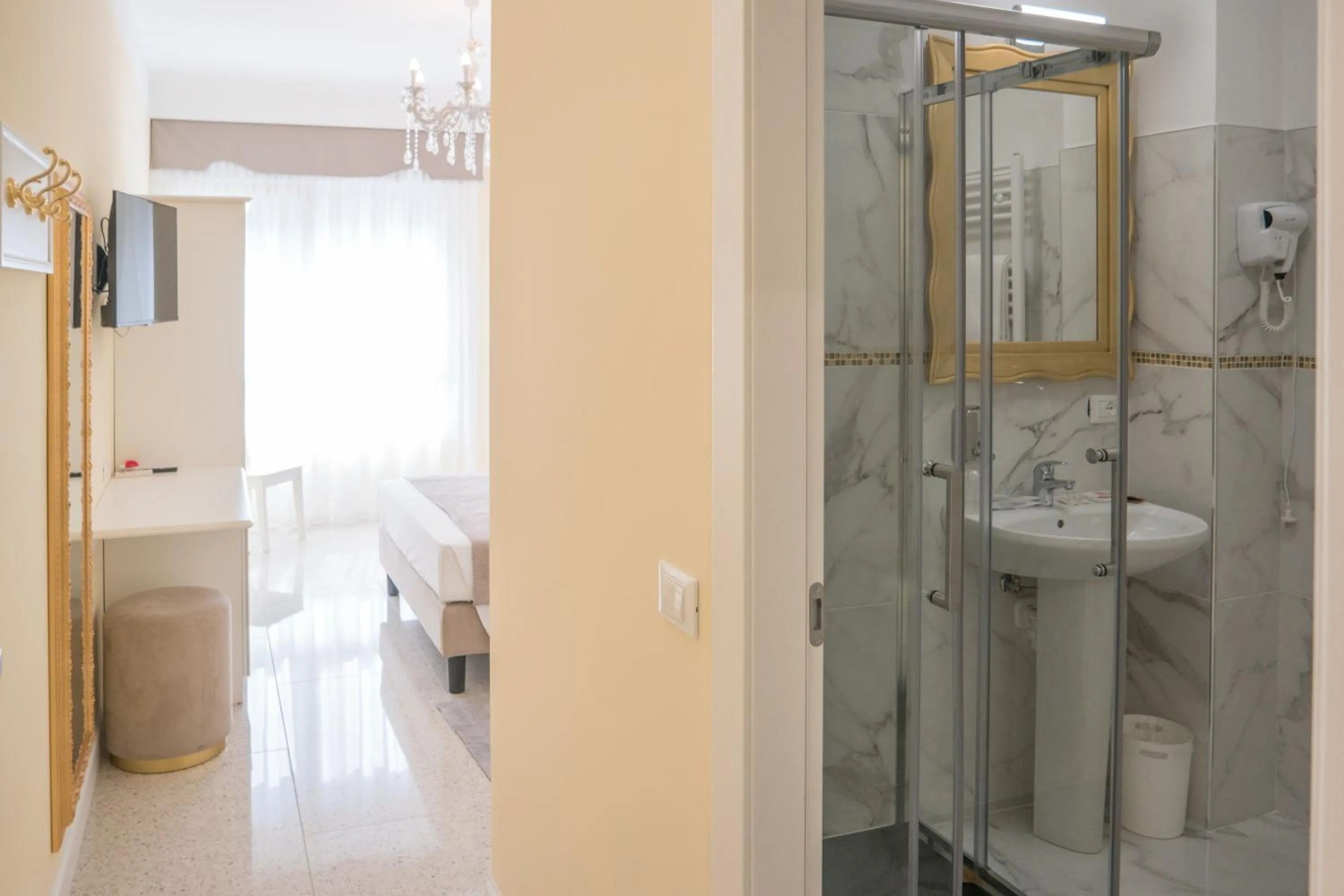 Bathroom in Guest House Train Station Venice - Atika & Atif