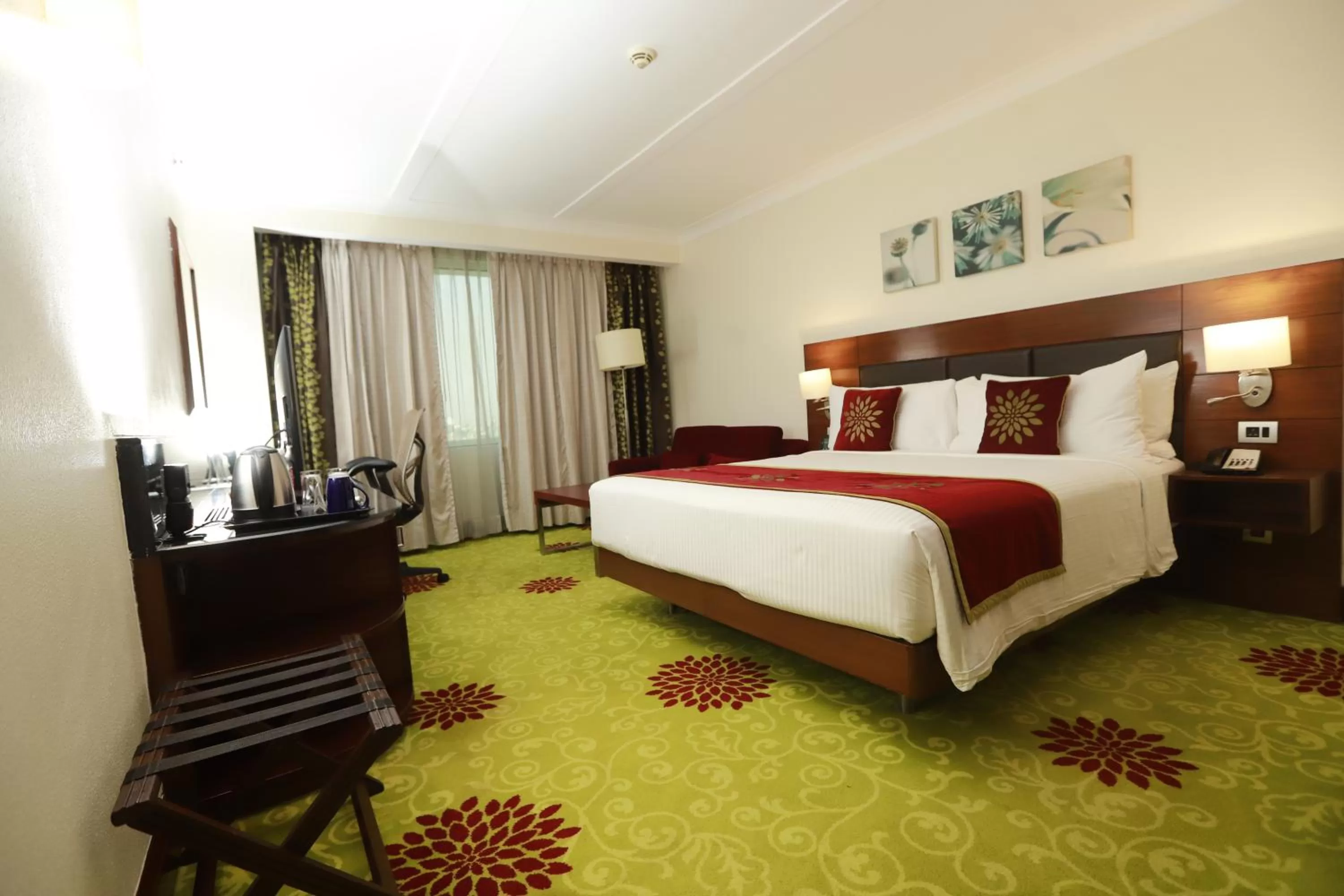 Bedroom, Bed in Hilton Garden Inn New Delhi/Saket
