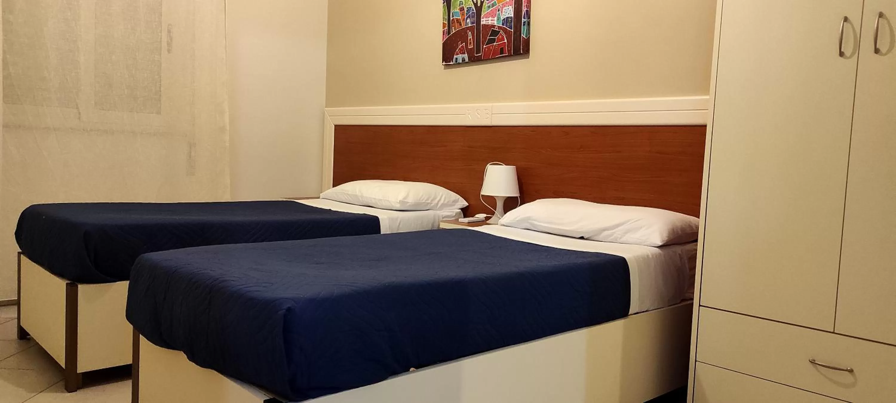 Photo of the whole room, Bed in Residence Santa Barbara