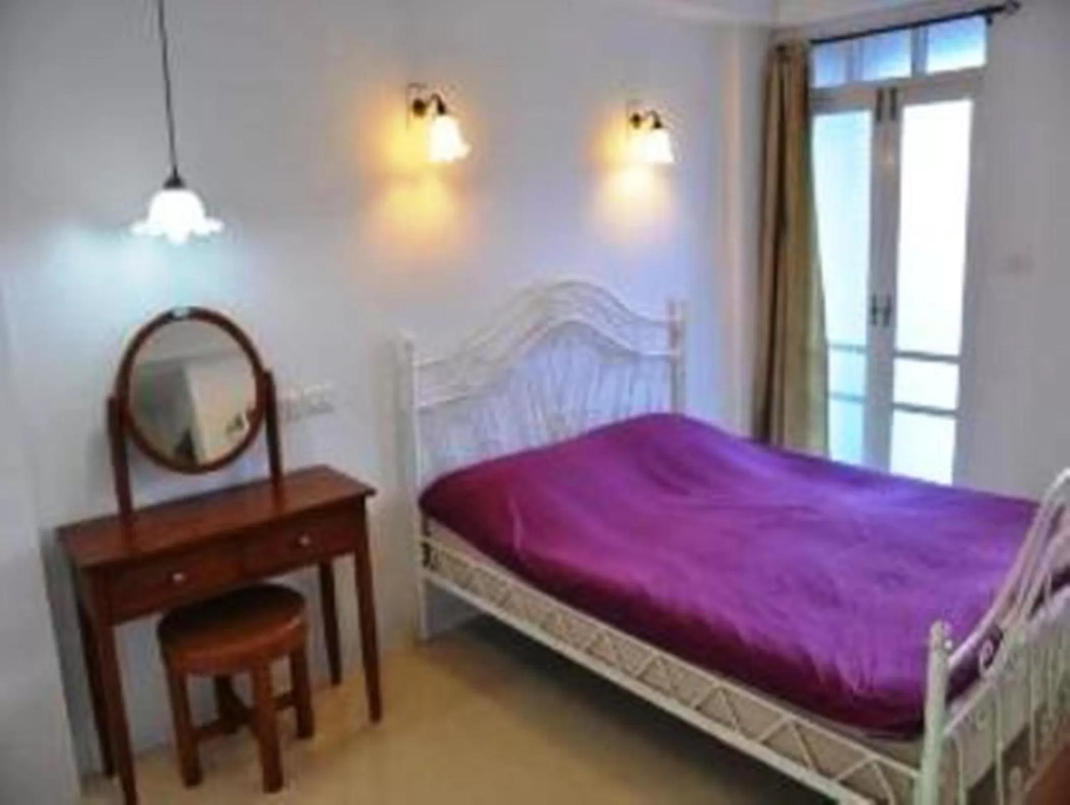 Photo of the whole room, Bed in Roof View Place