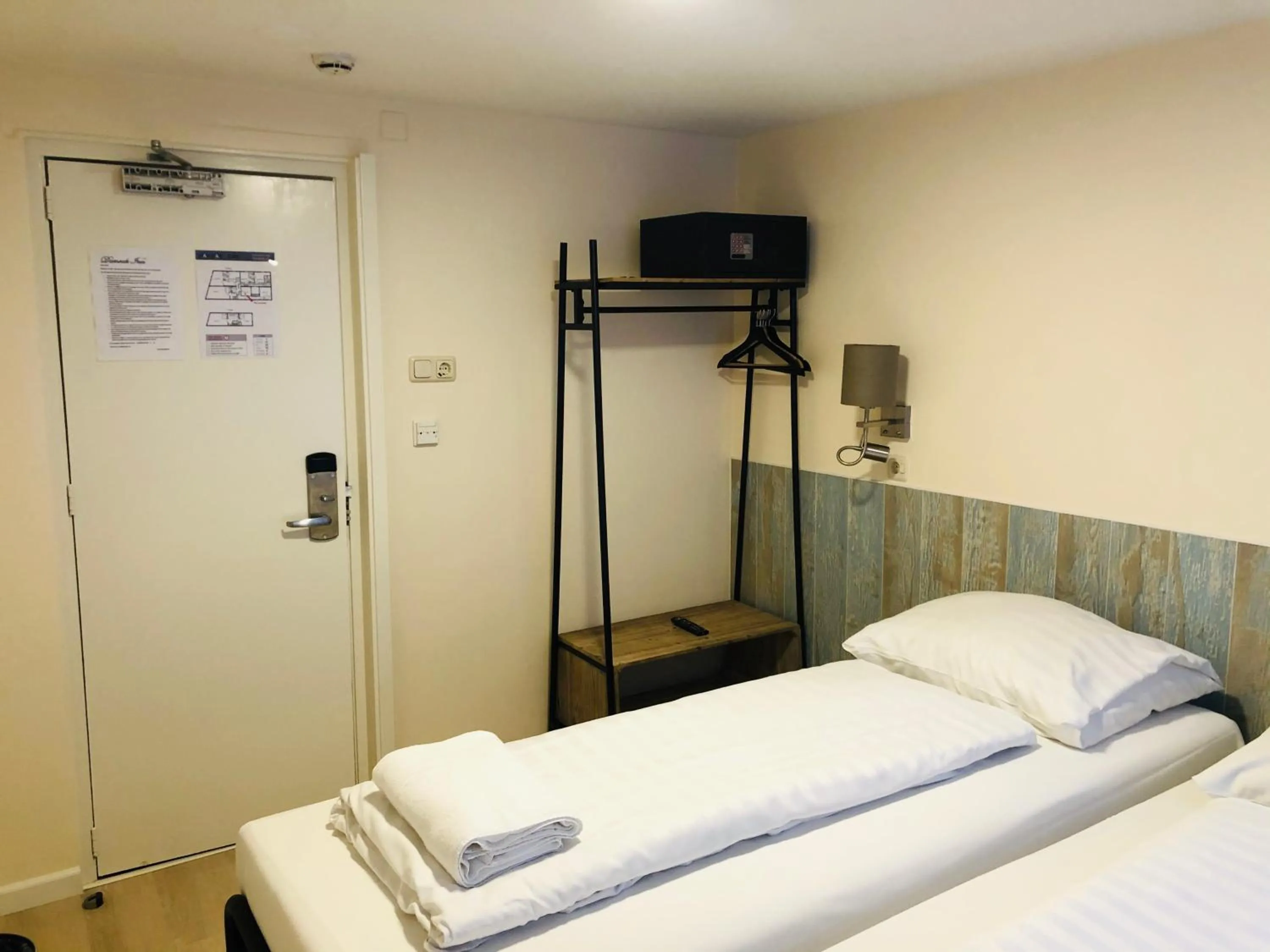 Photo of the whole room, Bed in Hotel Damrak Inn