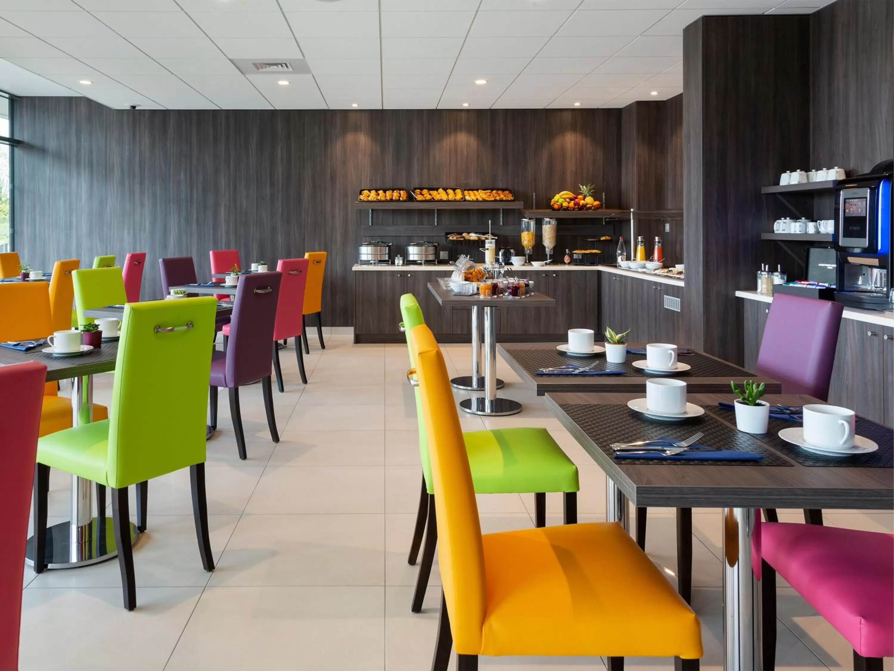 Restaurant/places to eat in Hôtel Roi Soleil Prestige Plaisir - St Quentin