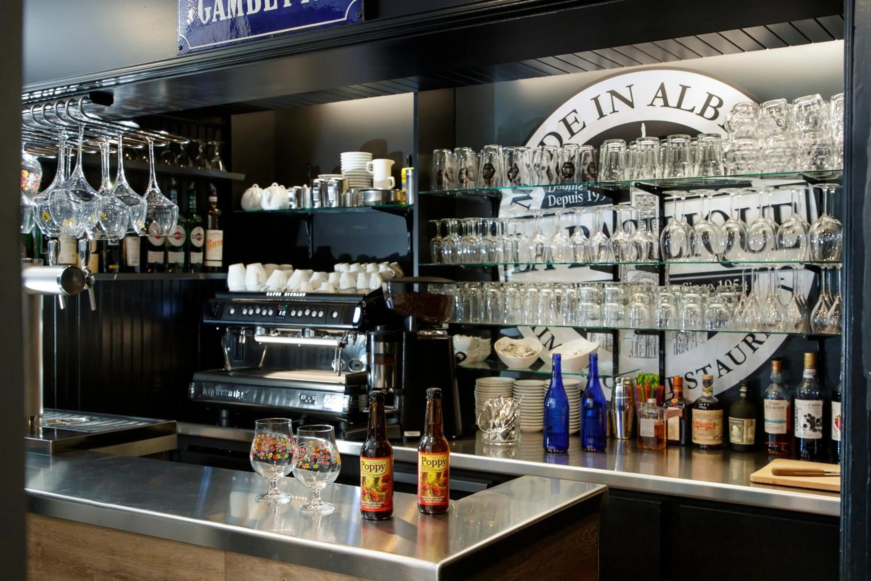 Lounge or bar in Logis Hotel & Restaurant de la Basilique