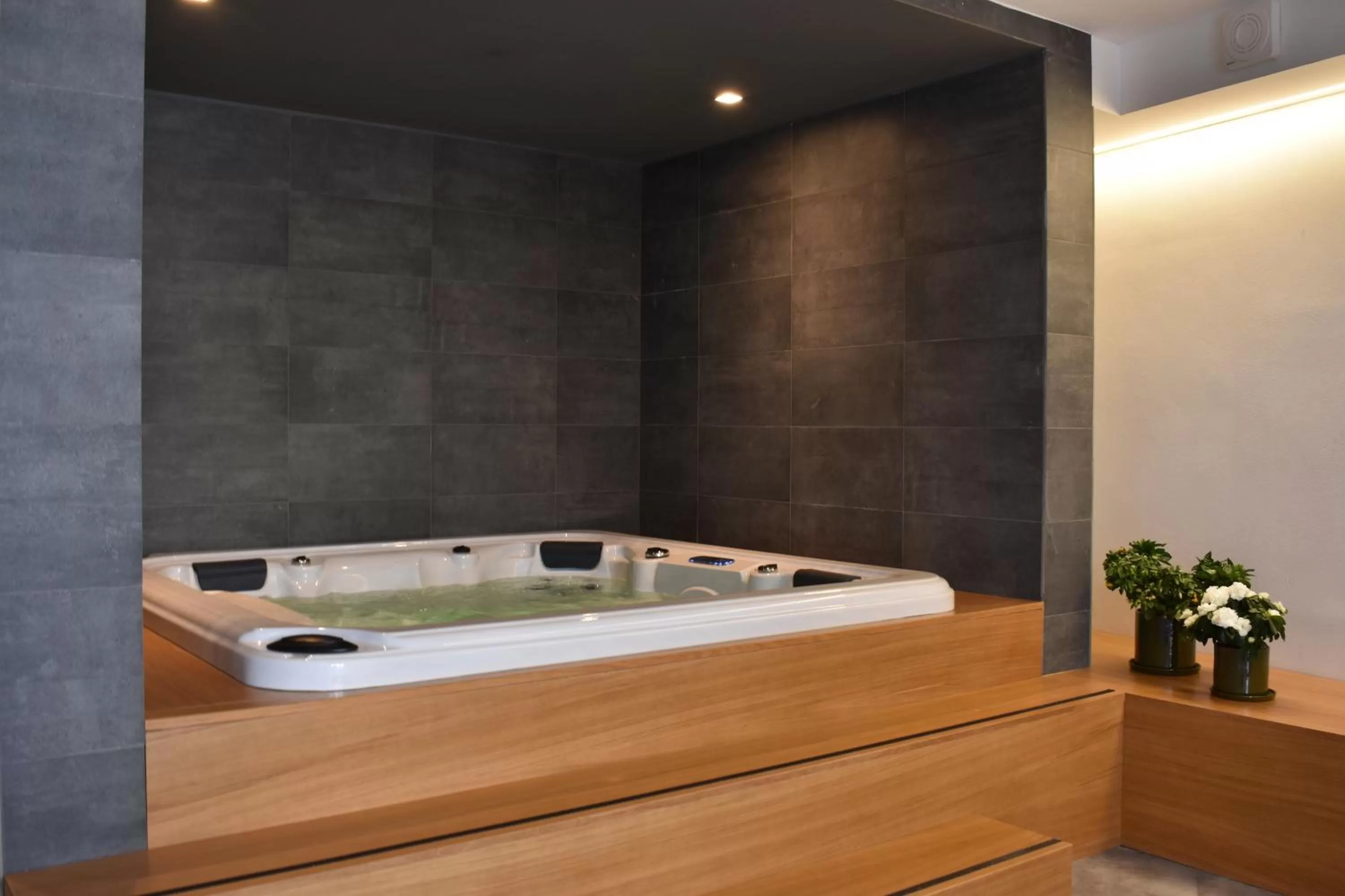 Hot Tub in Aldeia Bianca Village