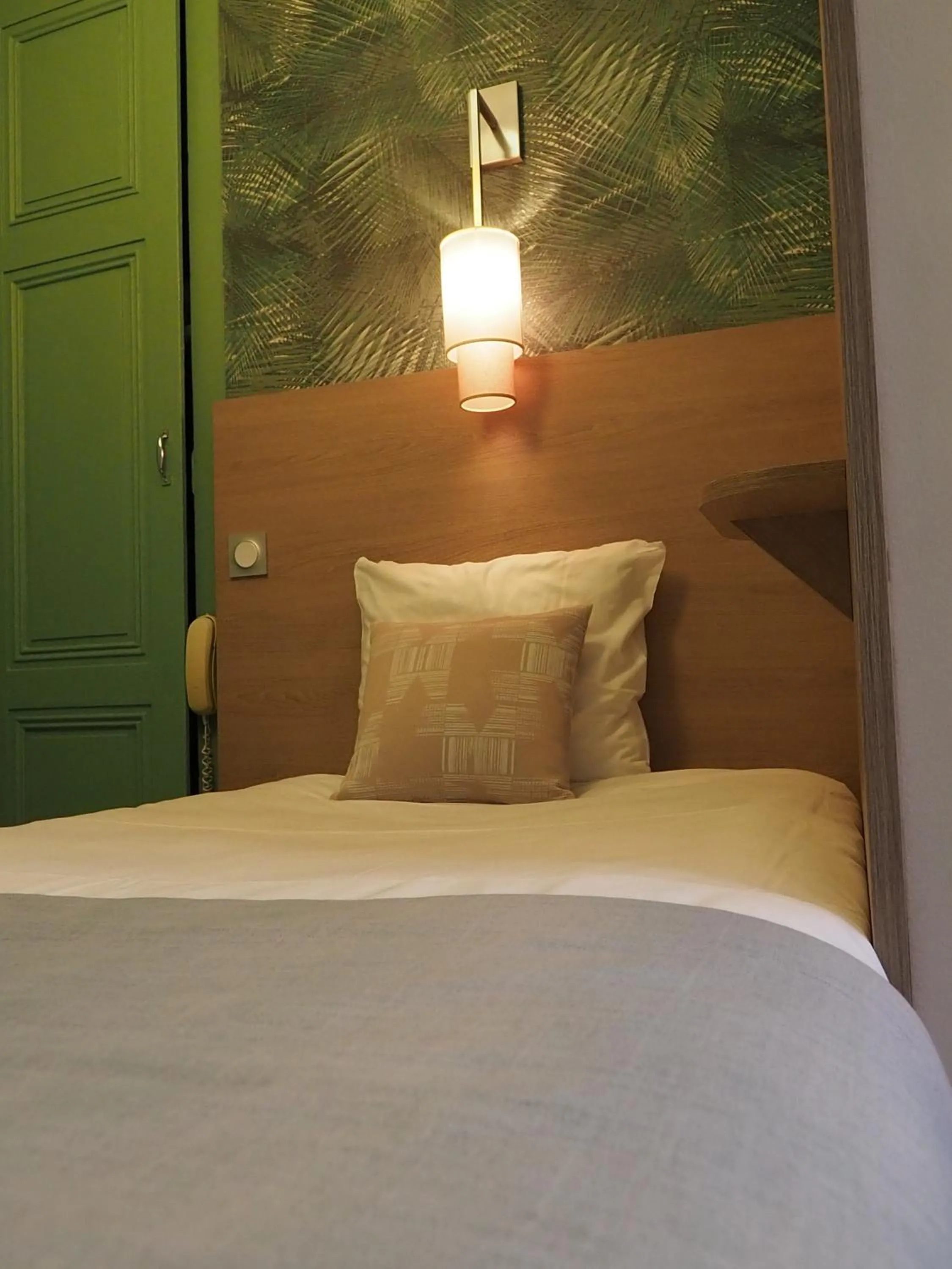 Bed in Hôtel du Dauphin