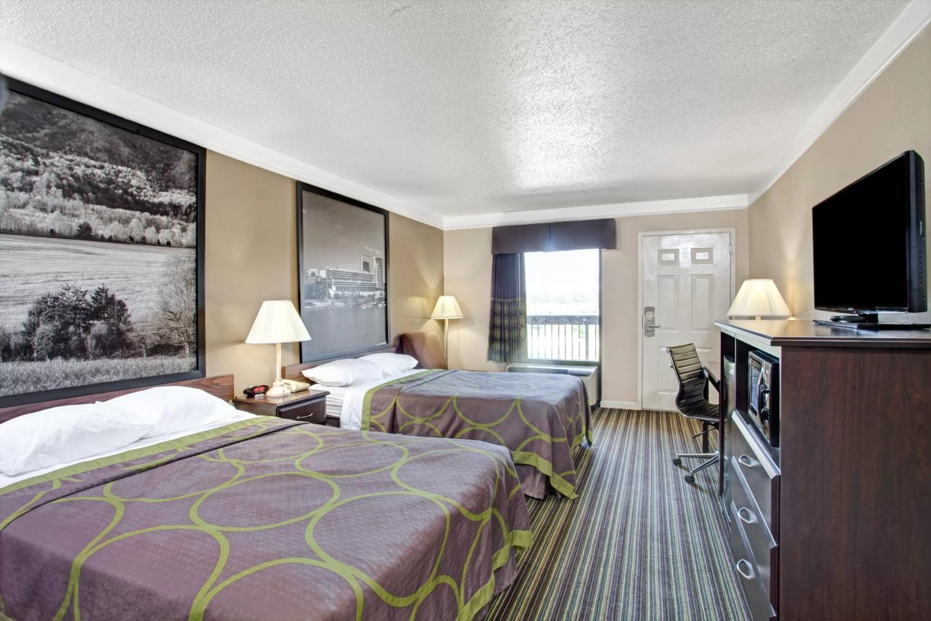 Bedroom, Bed in Super 8 by Wyndham Knoxville East