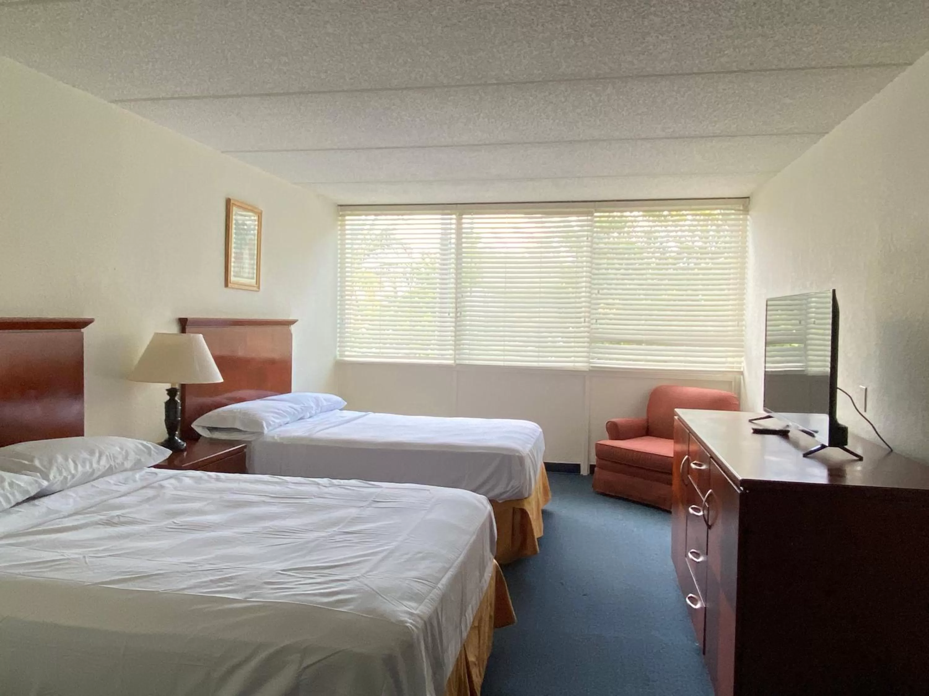Bed in Miami Gardens Inn & Suites