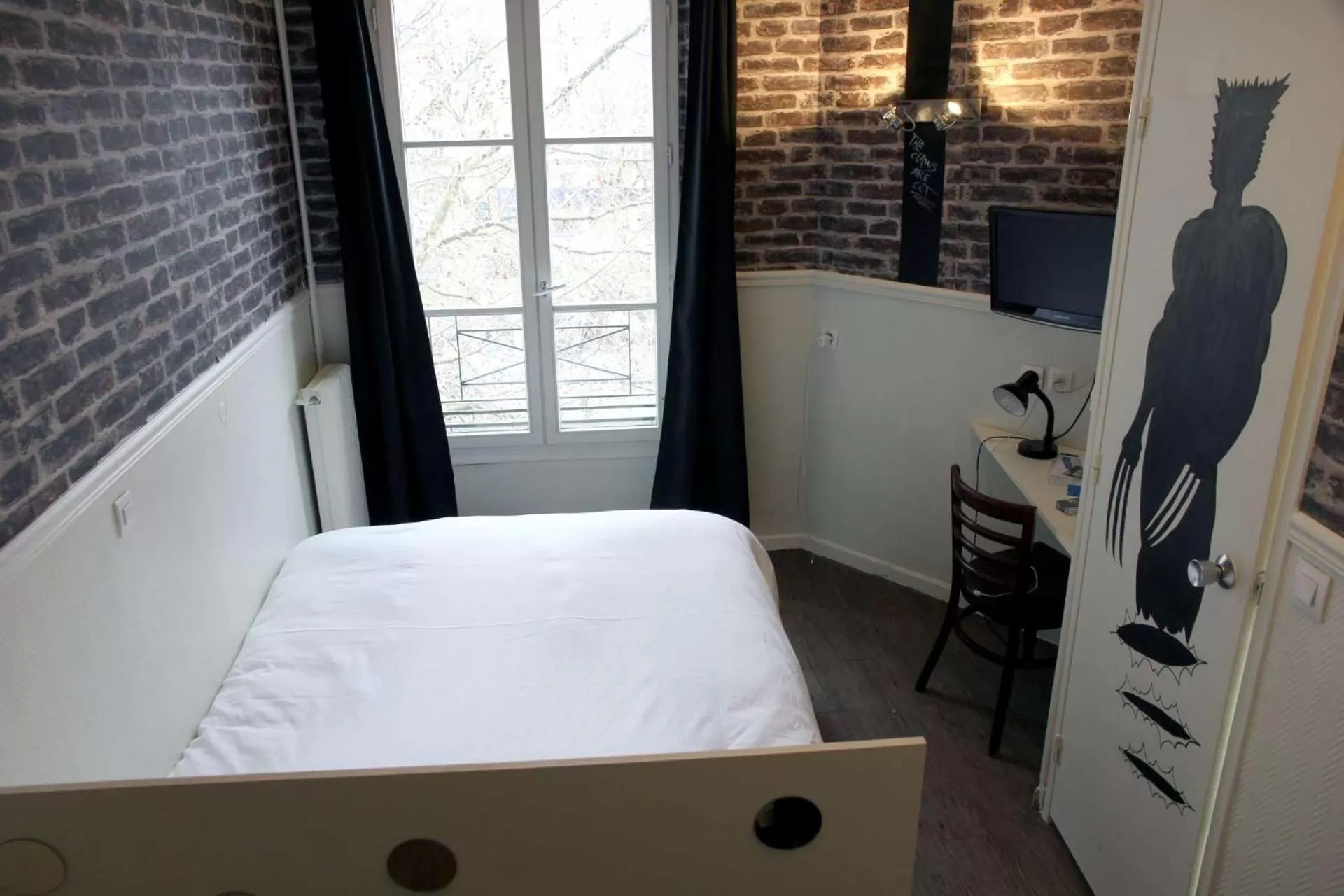 Bedroom, Bed in Absolute Hotel Paris République