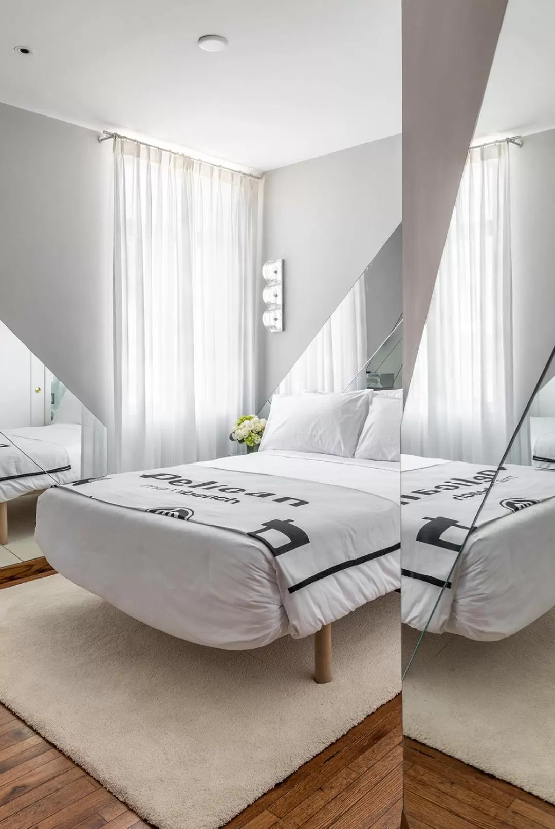 Photo of the whole room, Bed in Pelican Hotel