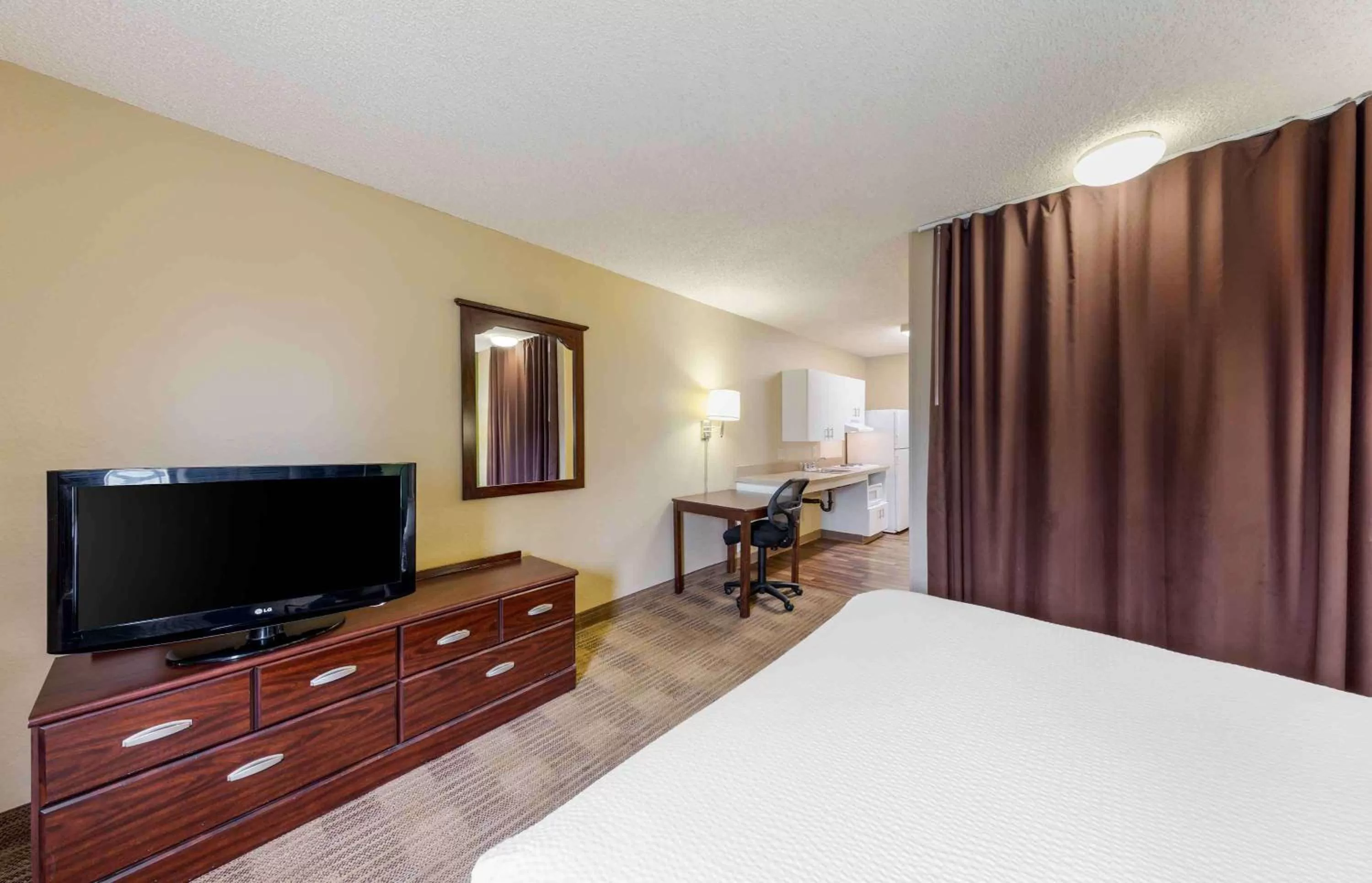 Bedroom, Bed in Extended Stay America Suites - Orange County - Huntington Beach