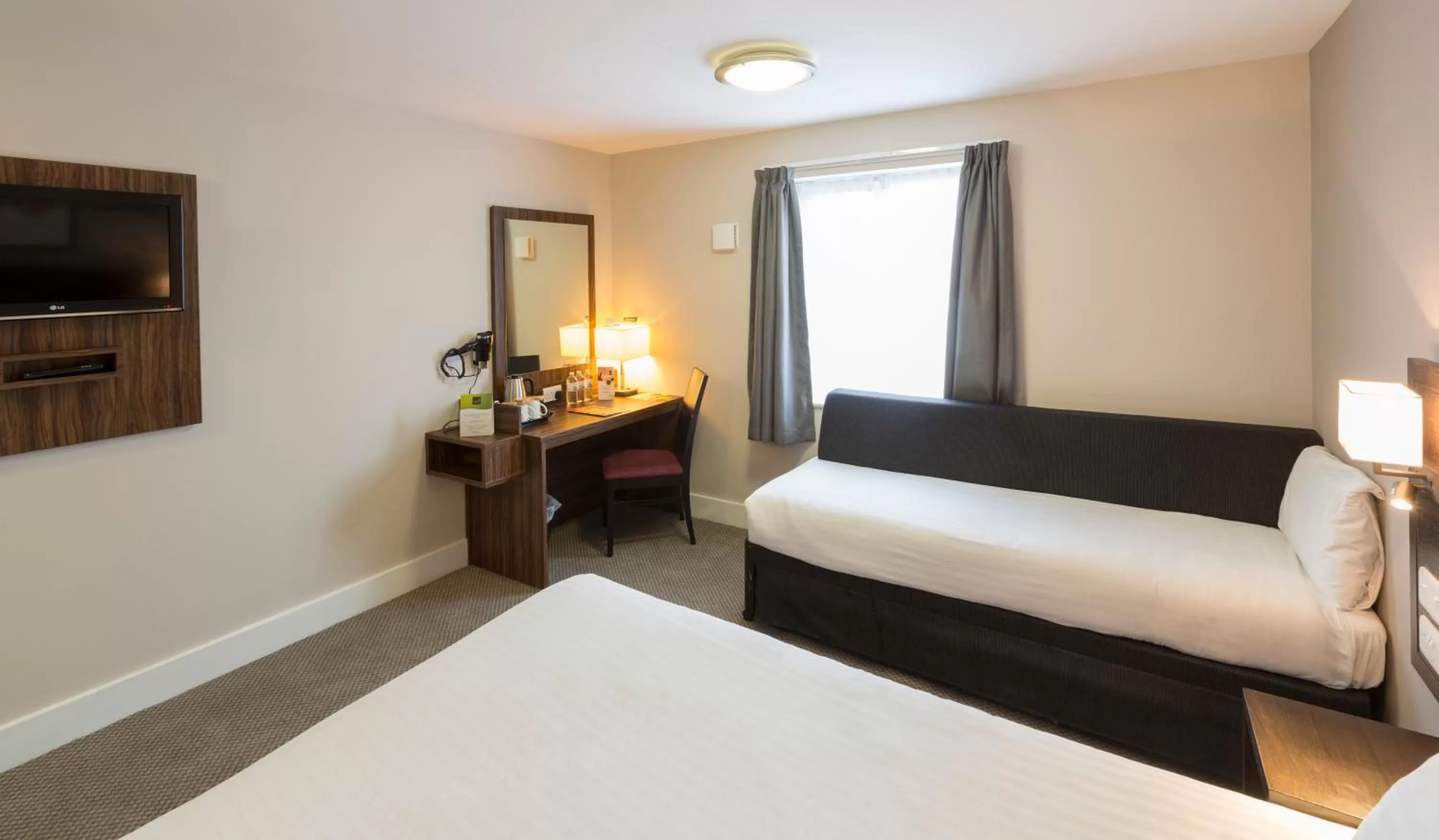 Photo of the whole room, Bed in Starling Cloud