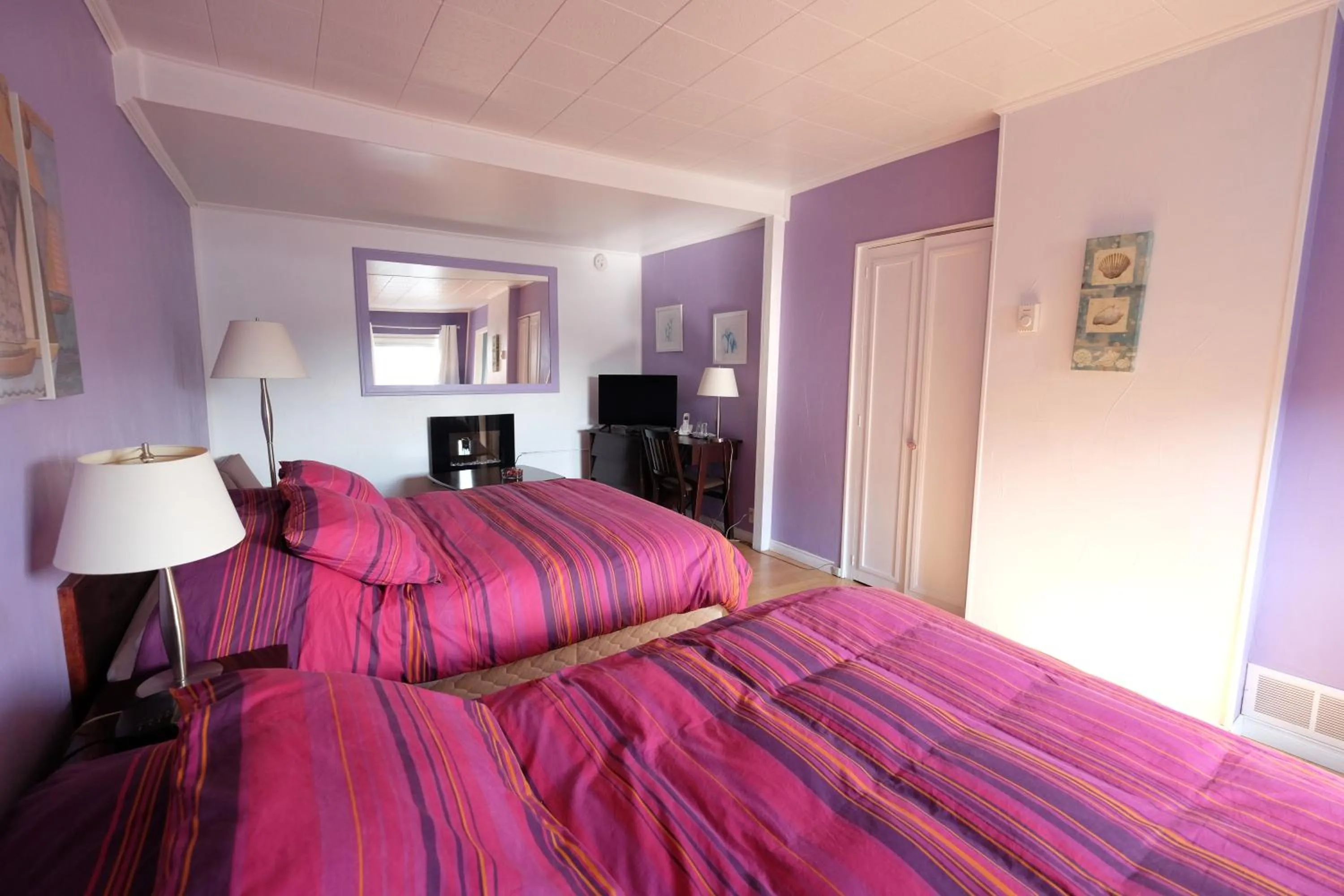 Bed in Motel Canadien