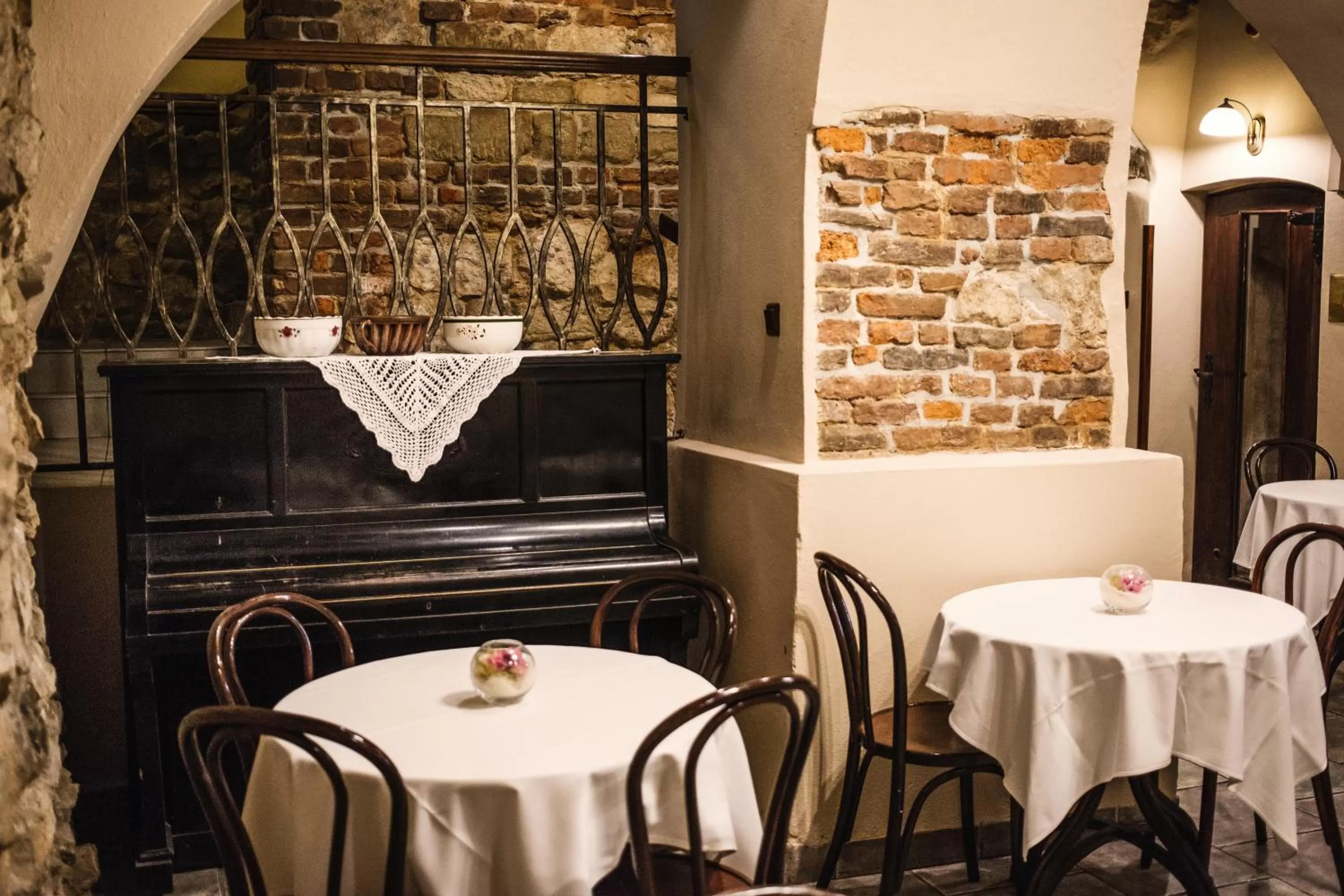 Restaurant/places to eat in Hotel Eden