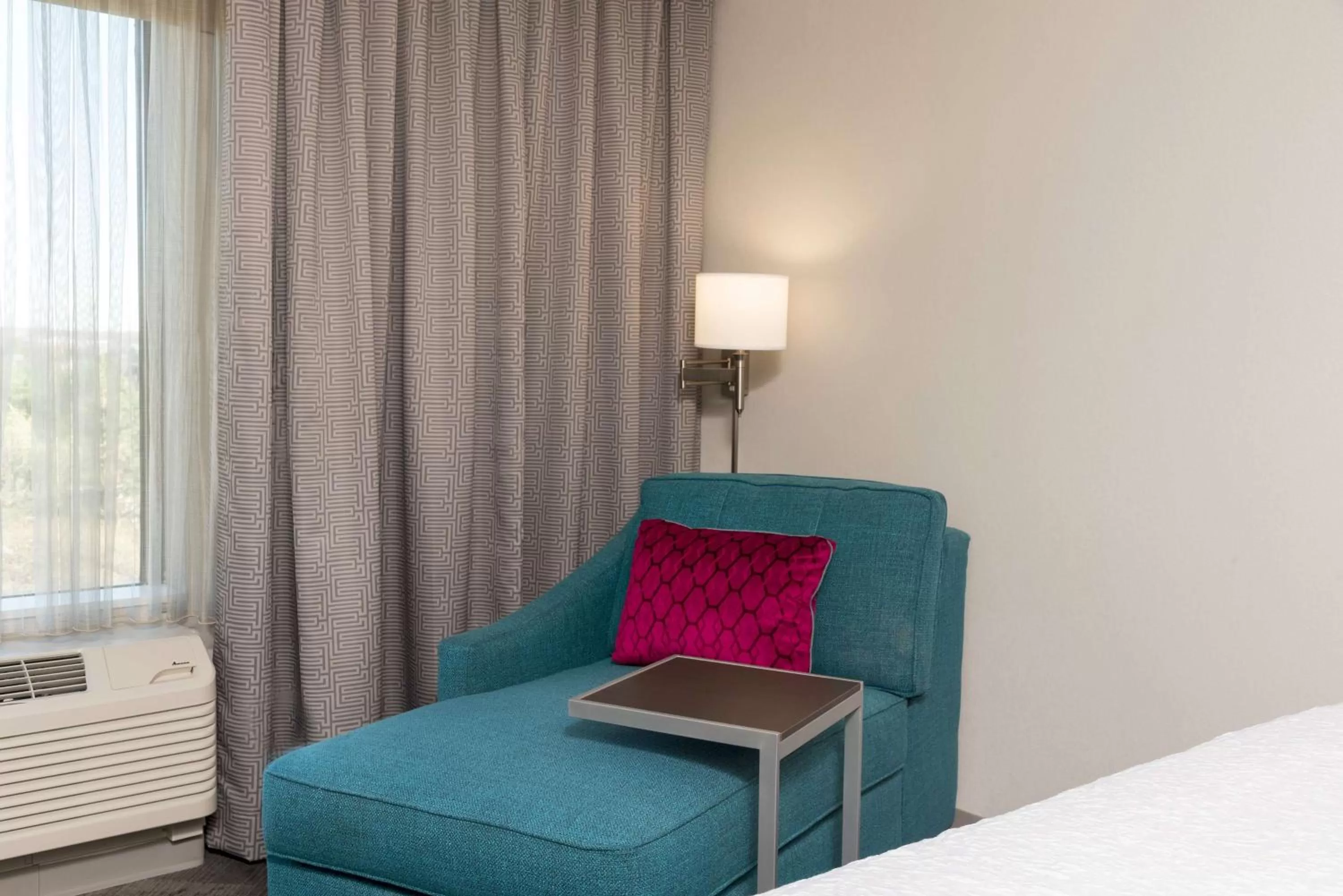 Living room in Hampton Inn & Suites by Hilton Chicago Schaumburg IL