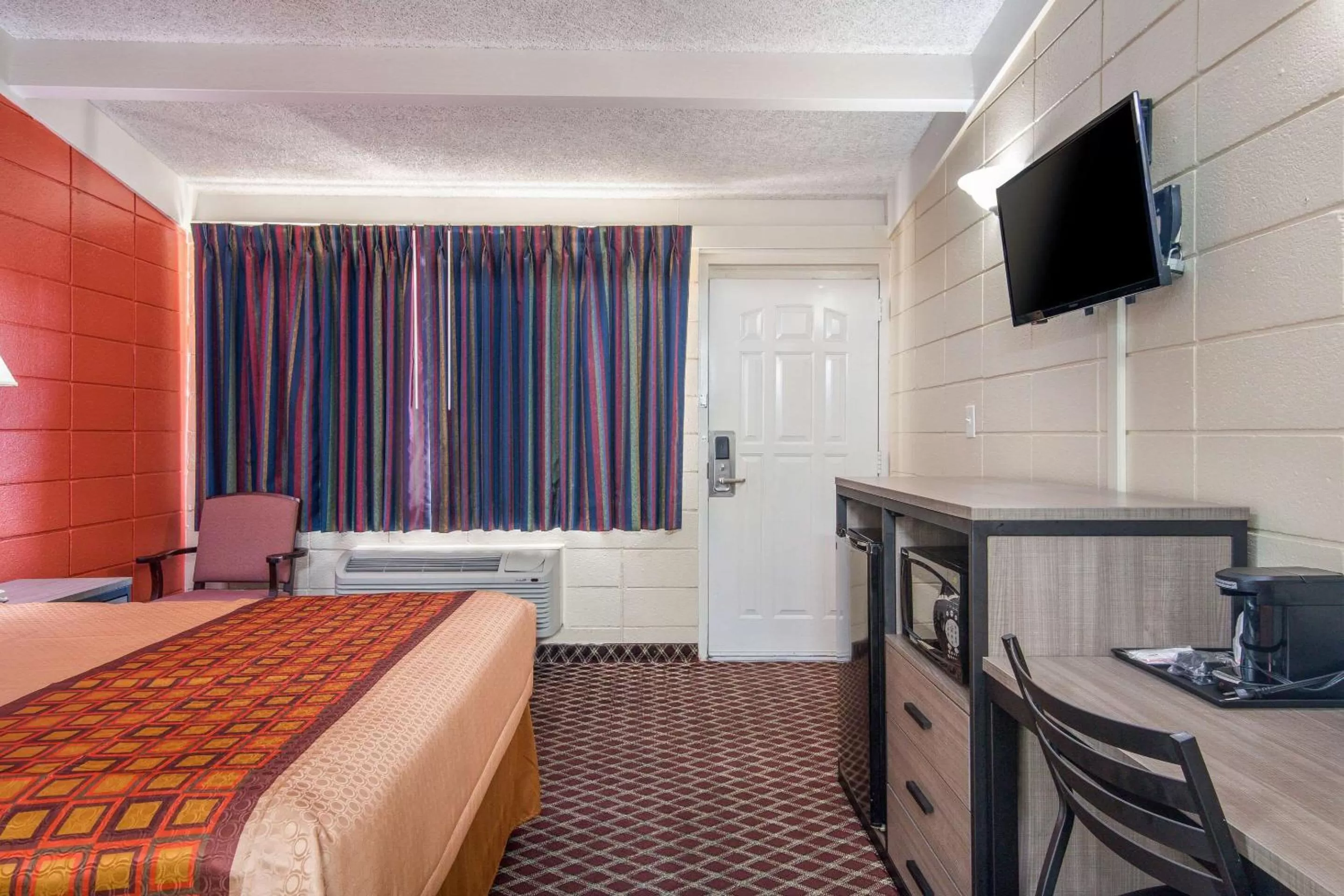 Photo of the whole room, Bed in Rodeway Inn Nashville