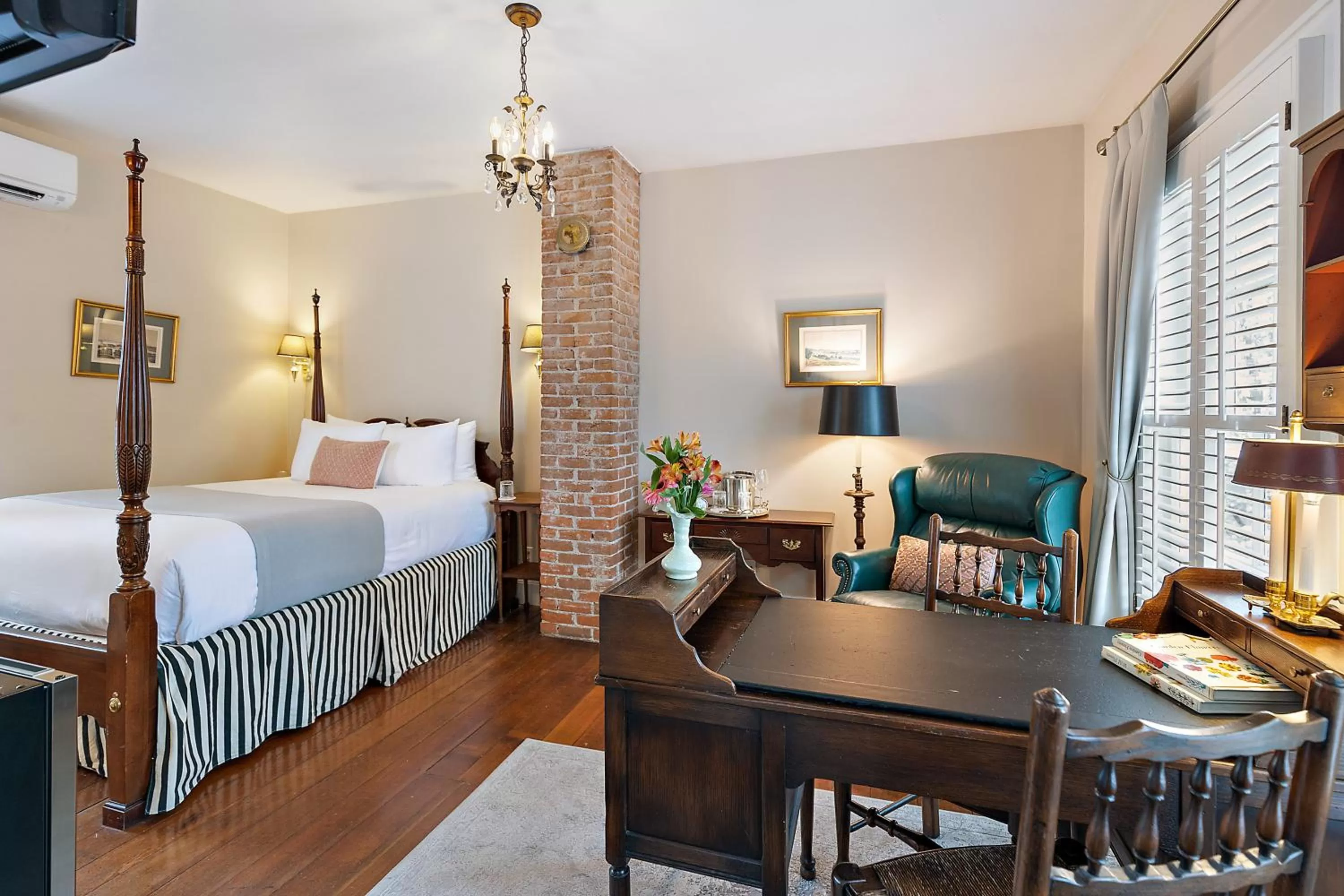 Deluxe Queen Room in McCully House Inn