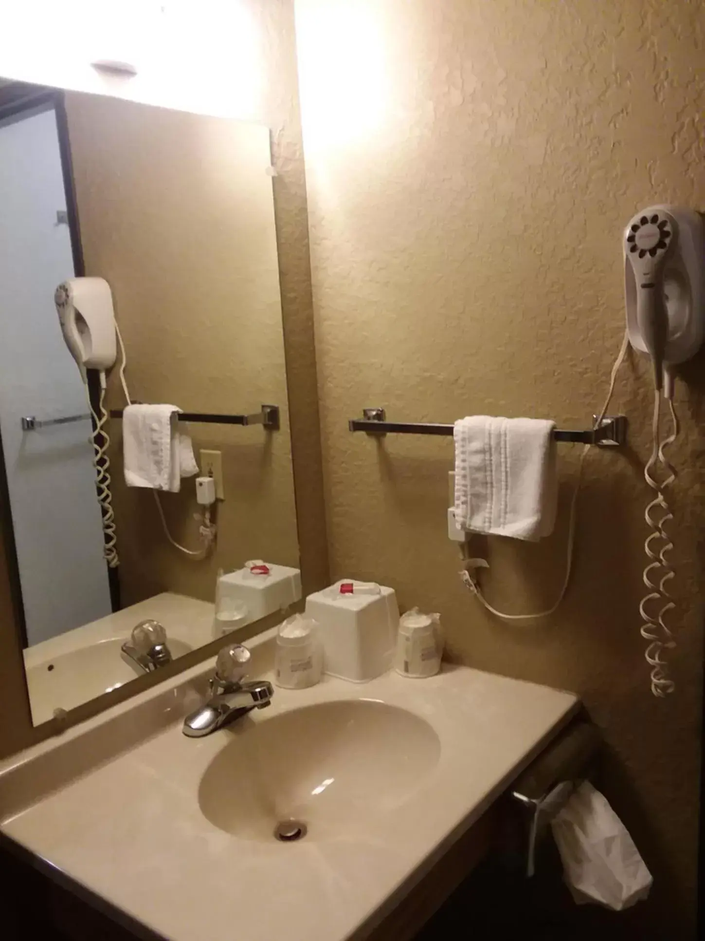 Deluxe Queen Room - Non-Smoking in Super 8 by Wyndham Grayling Deluxe Queen Room - Non-Smoking in Super 8 by Wyndham Grayling