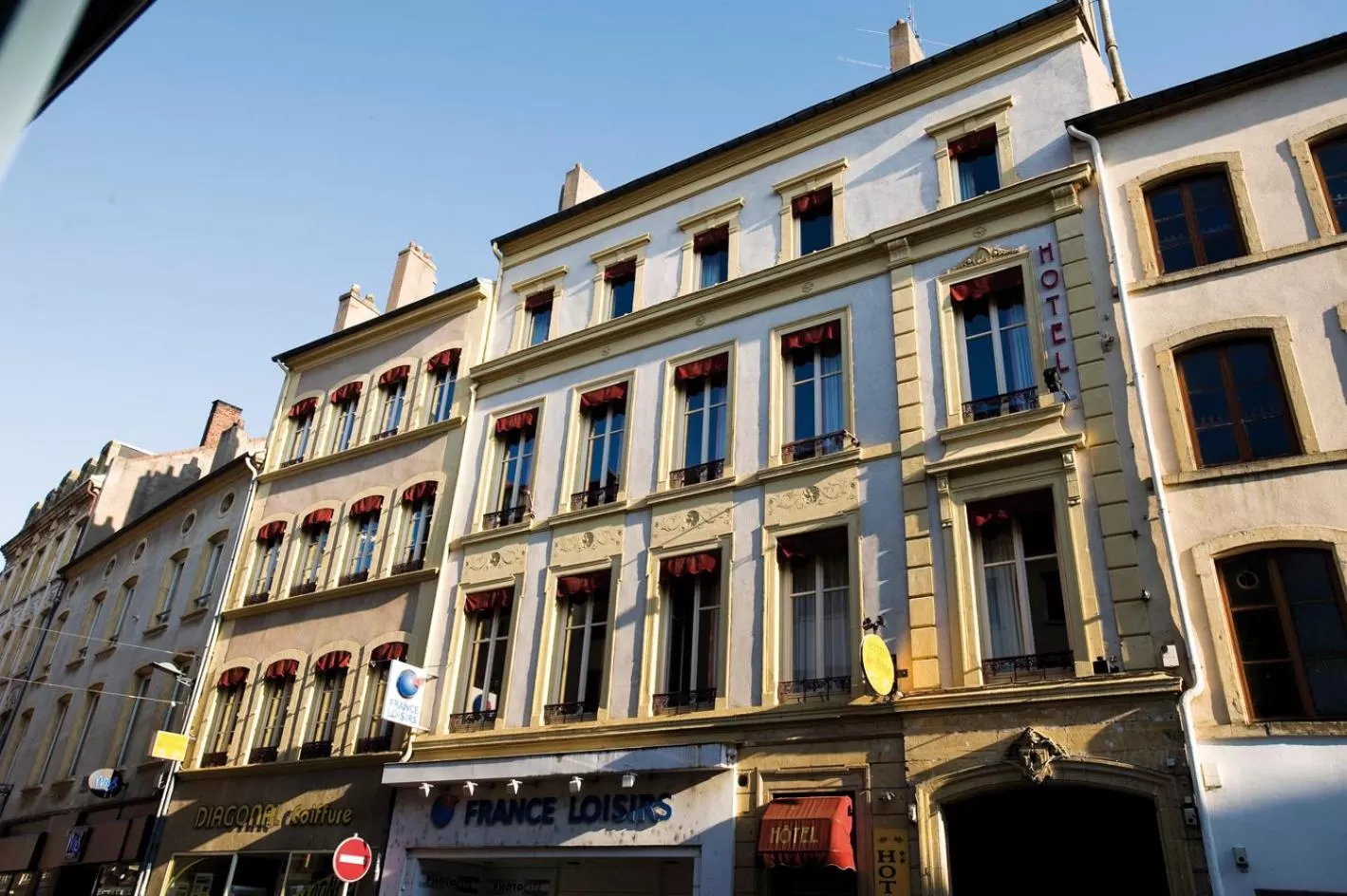 Facade/entrance in Logis-Hôtel des Oliviers