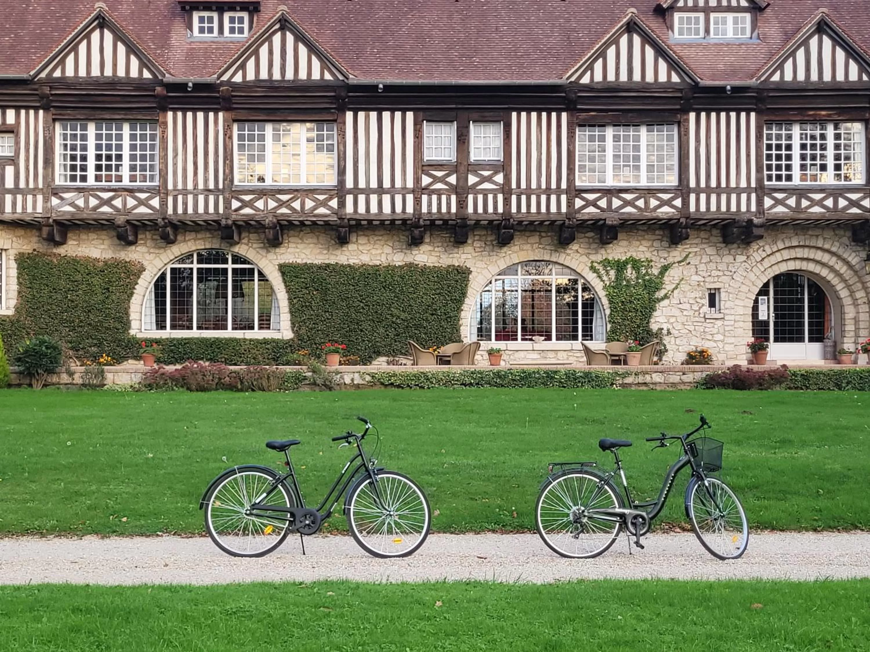 Cycling in Le Manoir de Beaumarchais