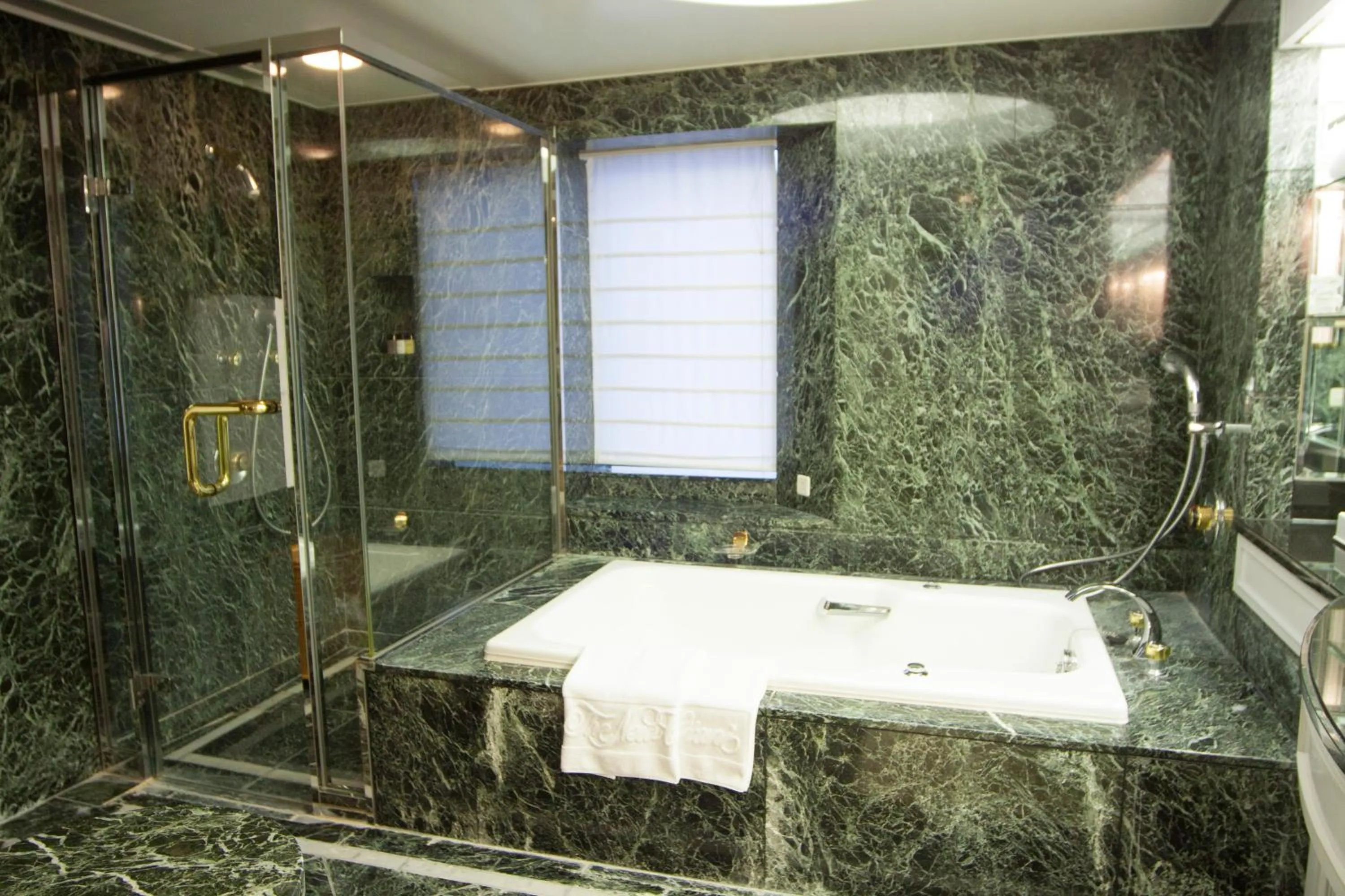 Bathroom in Hotel New Otani Makuhari