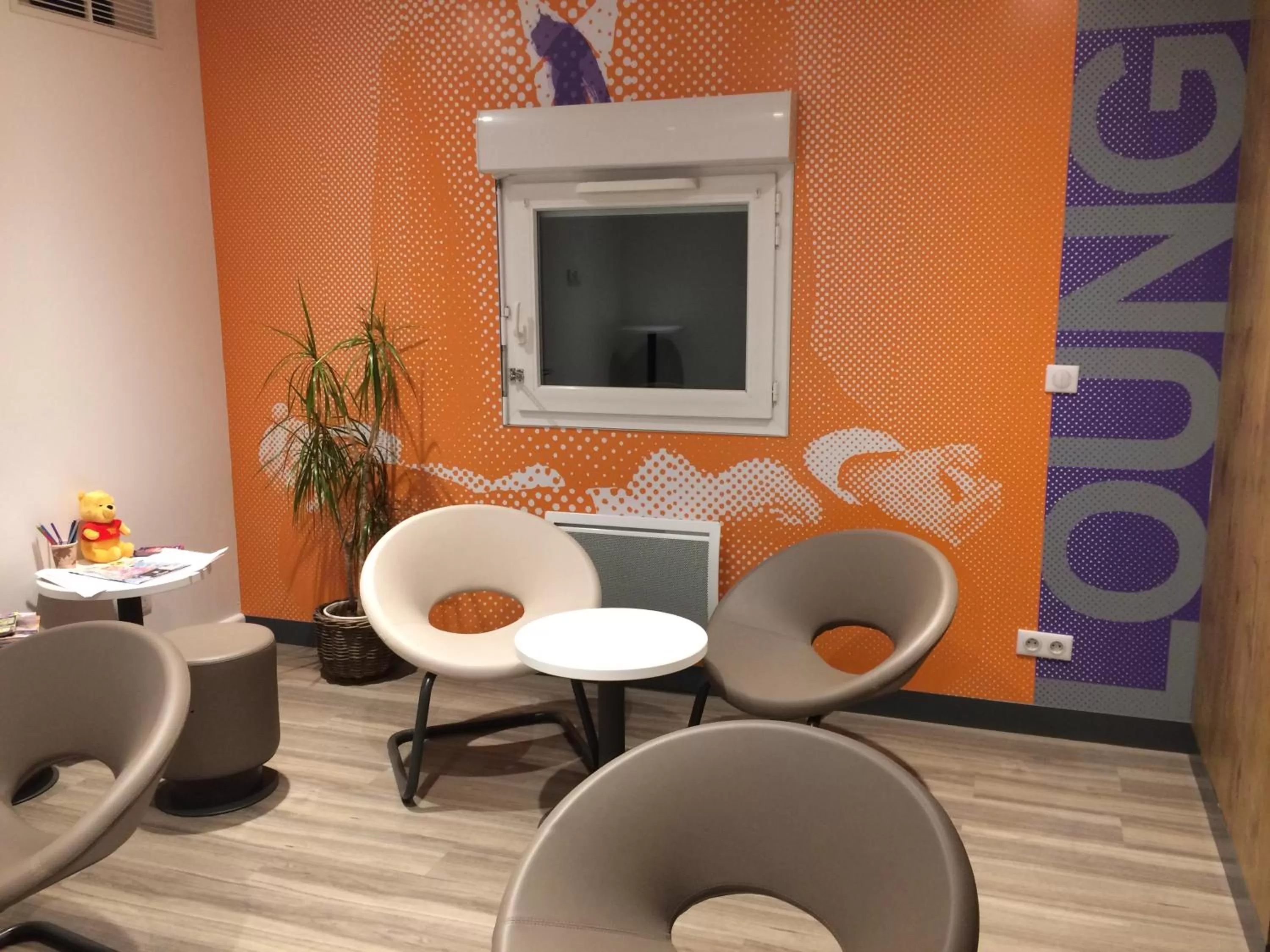 Lounge or bar in ibis budget Rochefort