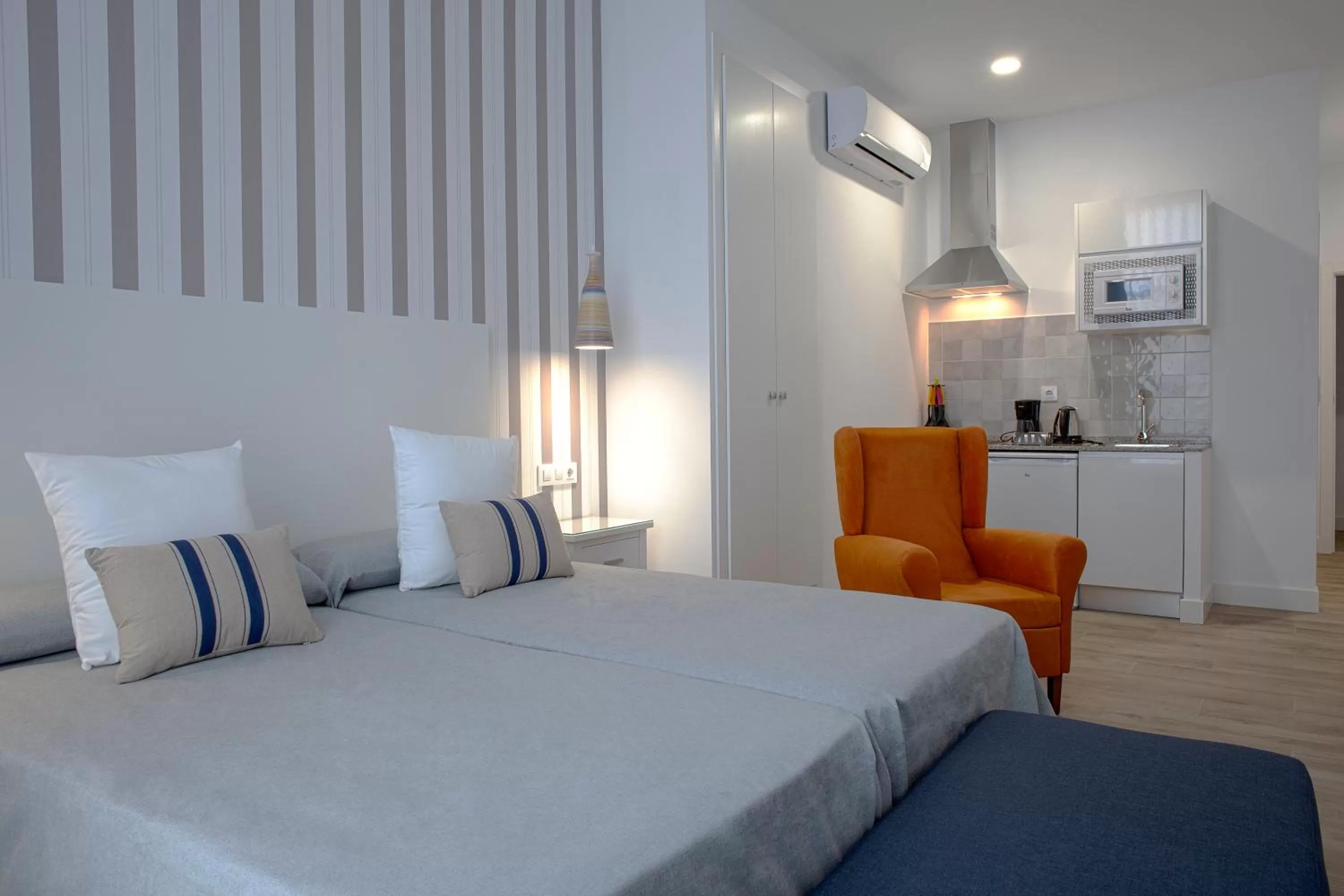 Kitchen or kitchenette, Bed in Hotel Apartamentos MPD