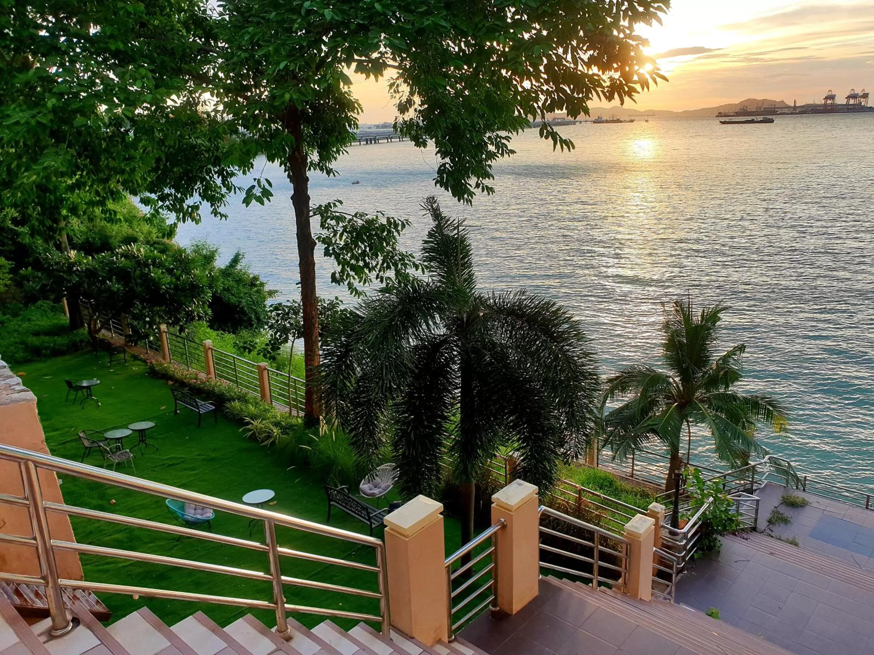 Sunset in โรงแรม ชาโตว์วิสต้า