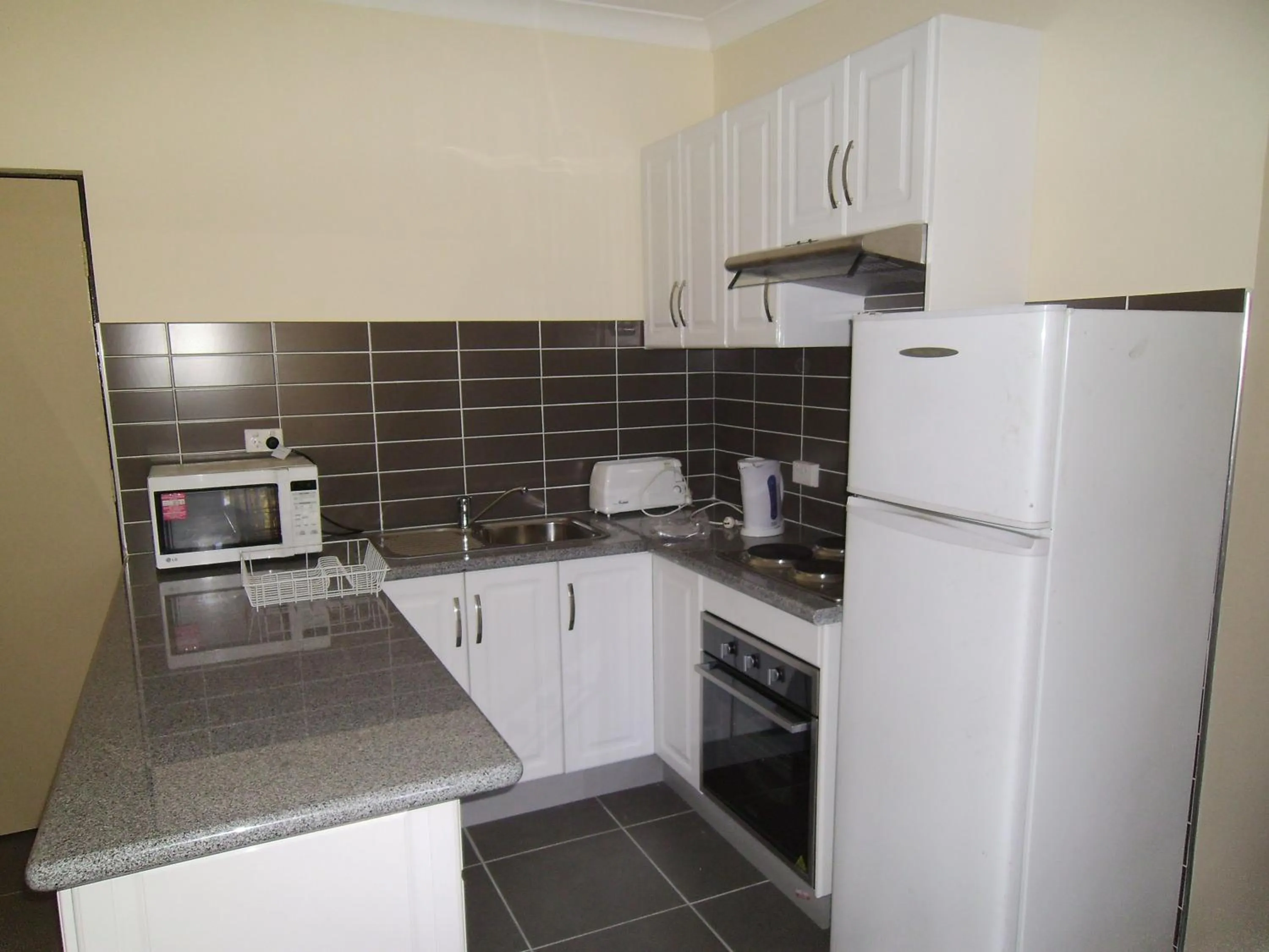 Kitchen or kitchenette in The Swiss Motel