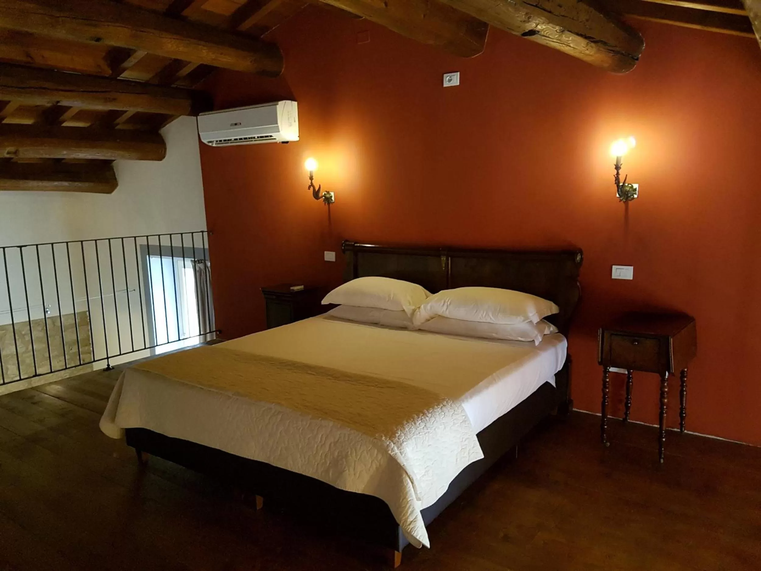 Photo of the whole room, Bed in Classique