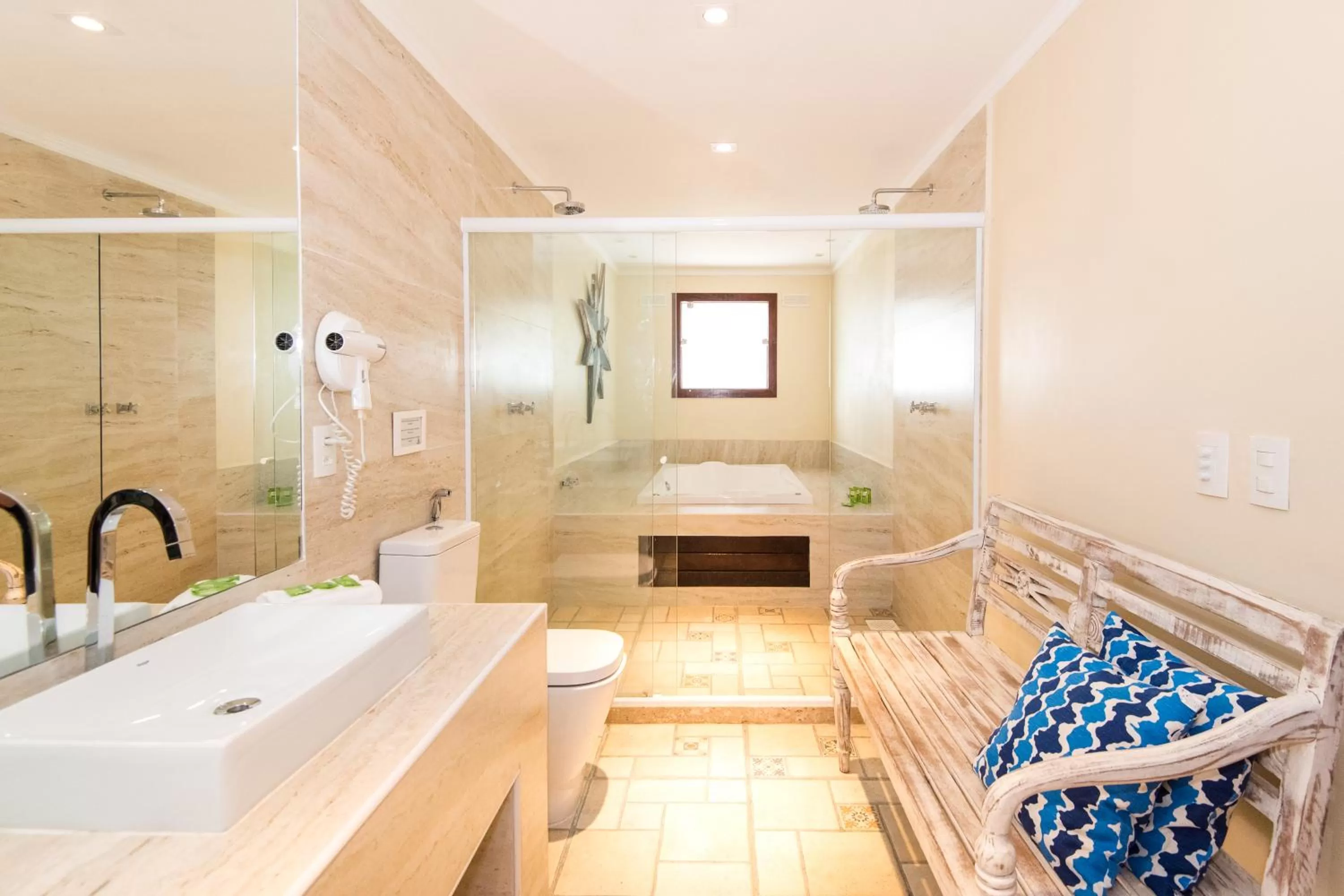 Bathroom, Bed in Pousada La Dolce Vita