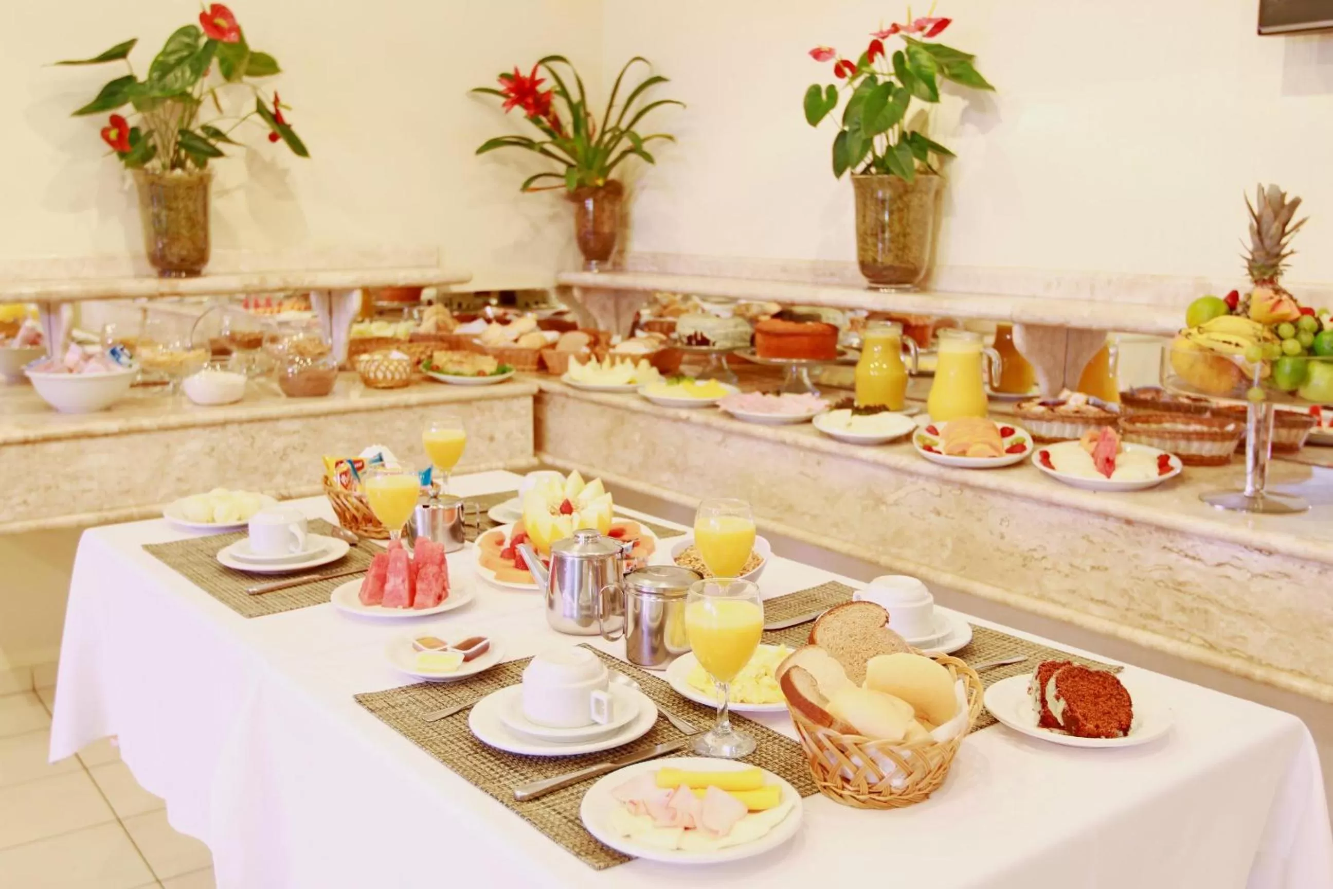 Food, Breakfast in Travel Inn Saint Charles