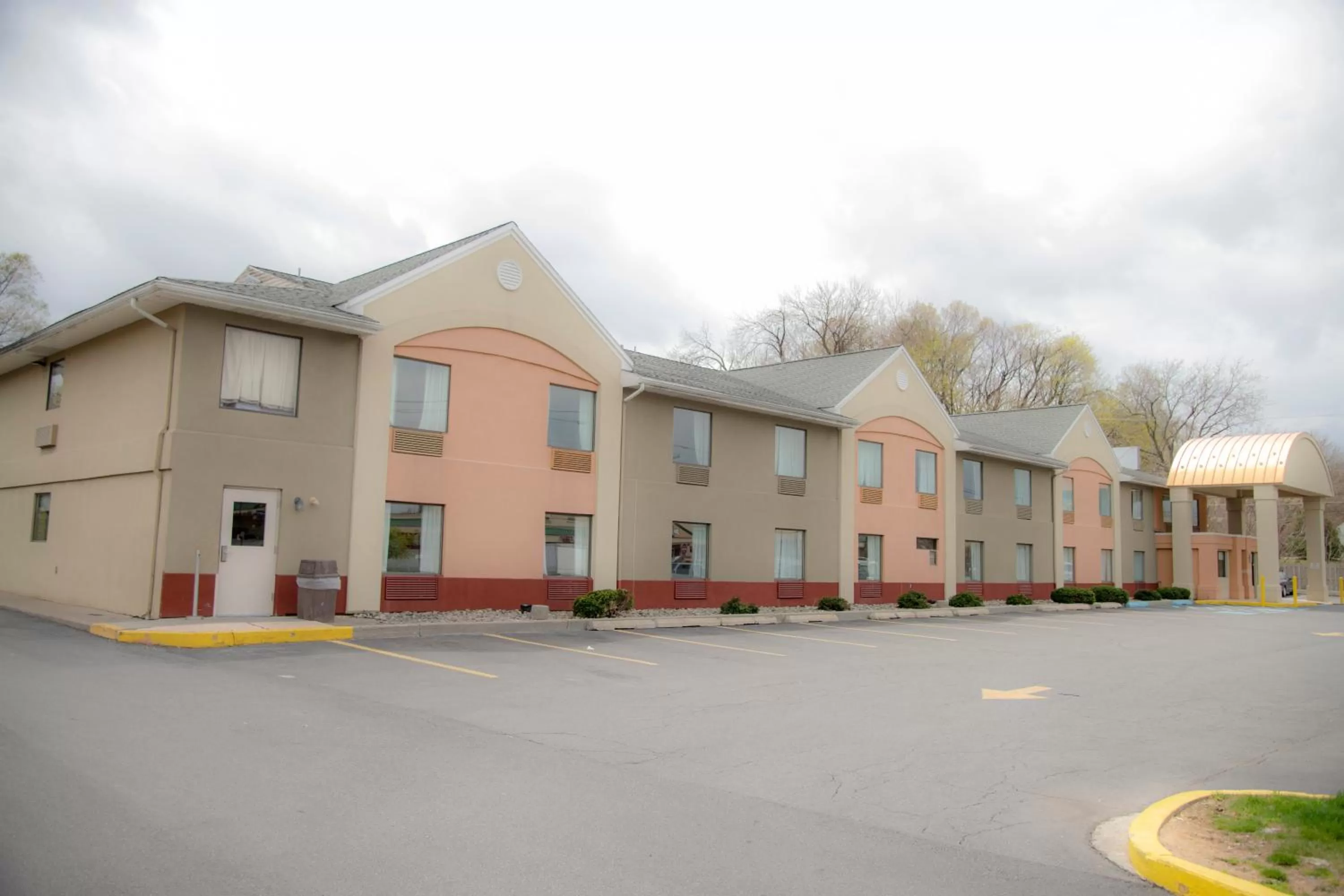 Property building in Howard Johnson by Wyndham Allentown/Dorney Hotel & Suites