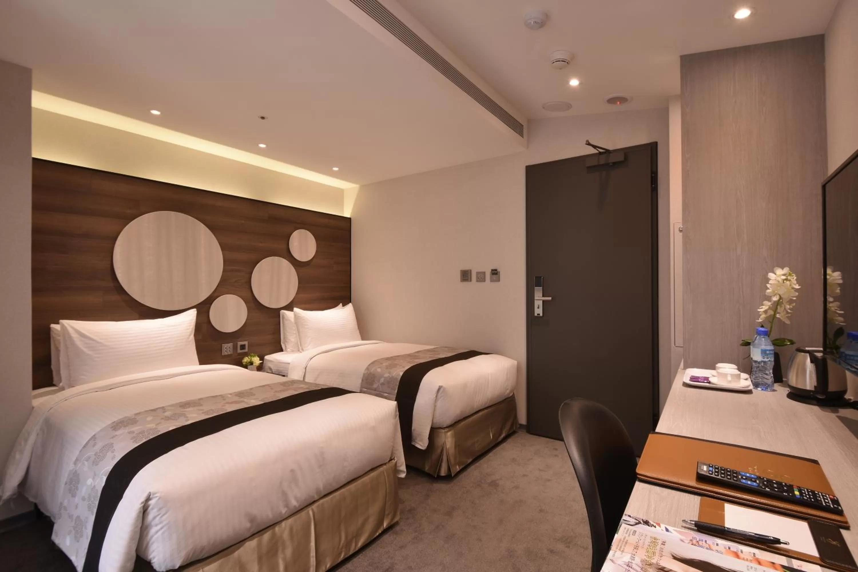 Photo of the whole room, Bed in Green World SongShan