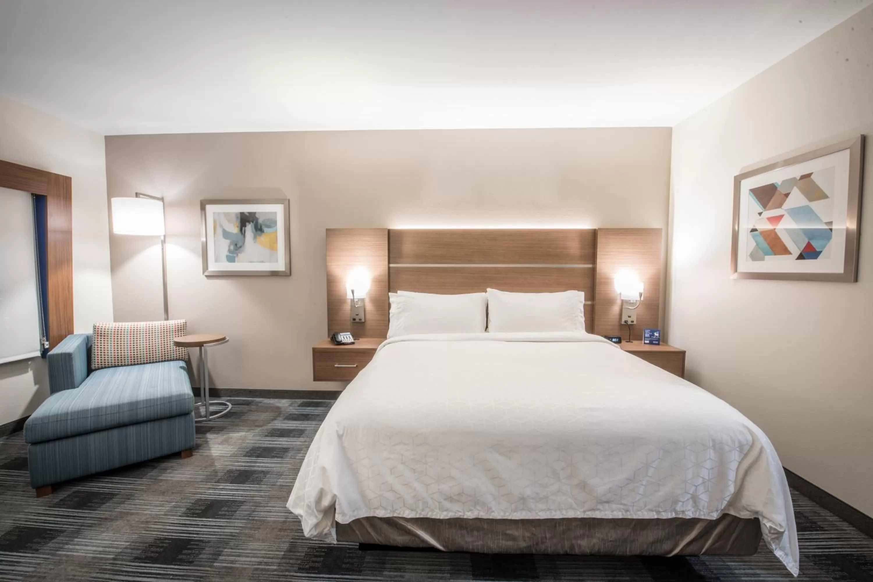 Photo of the whole room, Bed in Holiday Inn Express & Suites - Houston Westchase - Westheimer by IHG