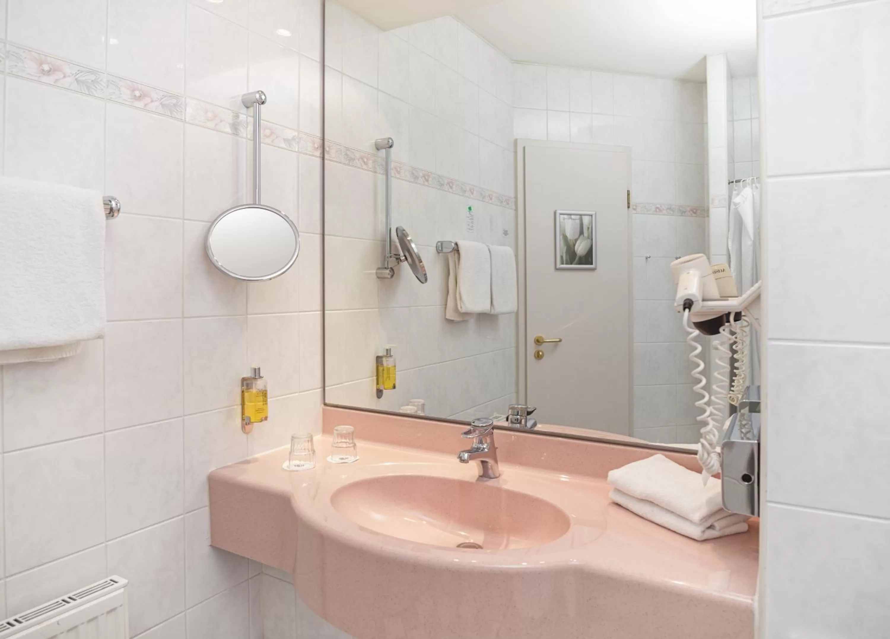 Bathroom in Hotel am Schloß Köpenick by Golden Tulip