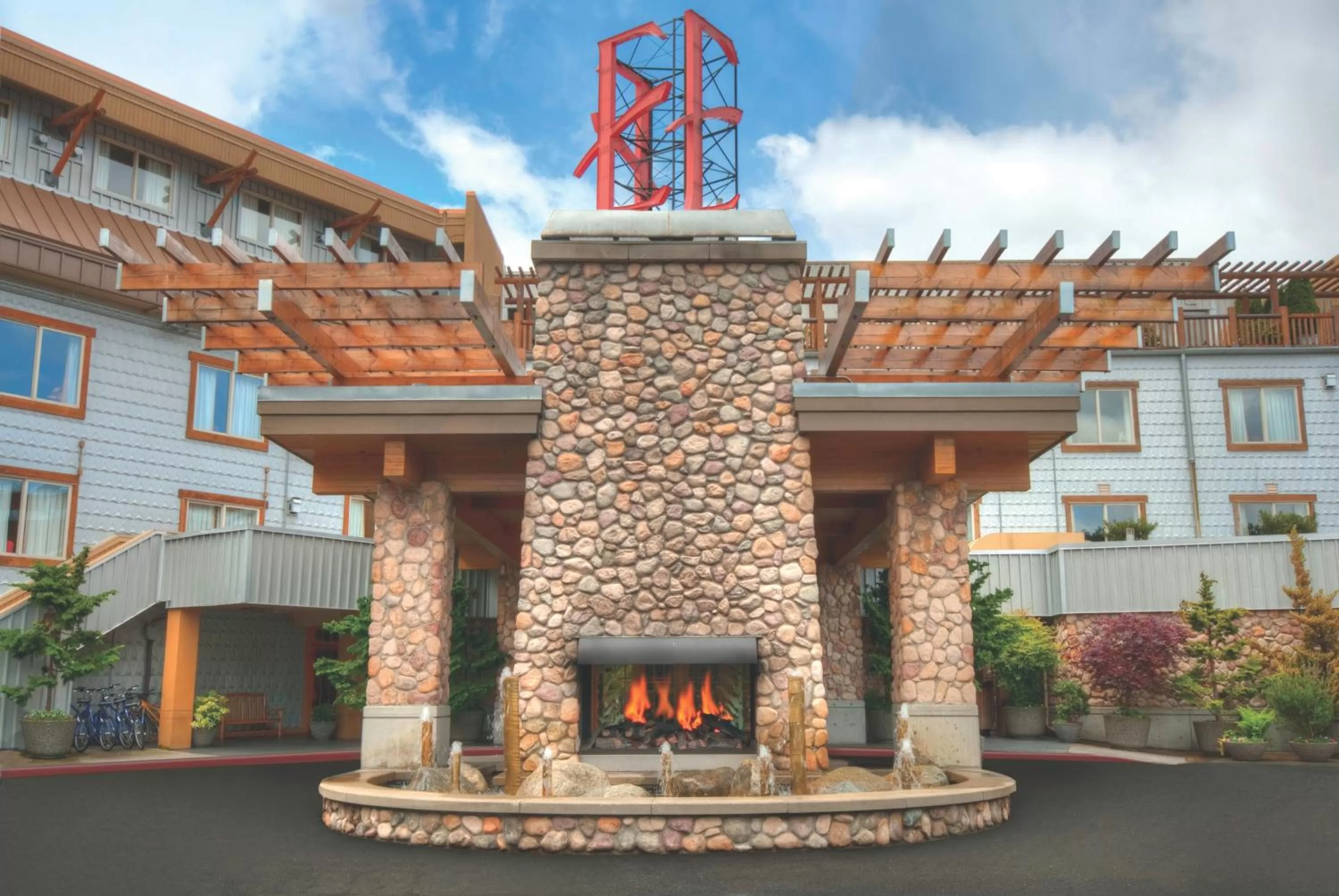 Facade/entrance in The Edgewater, a Noble House Hotel